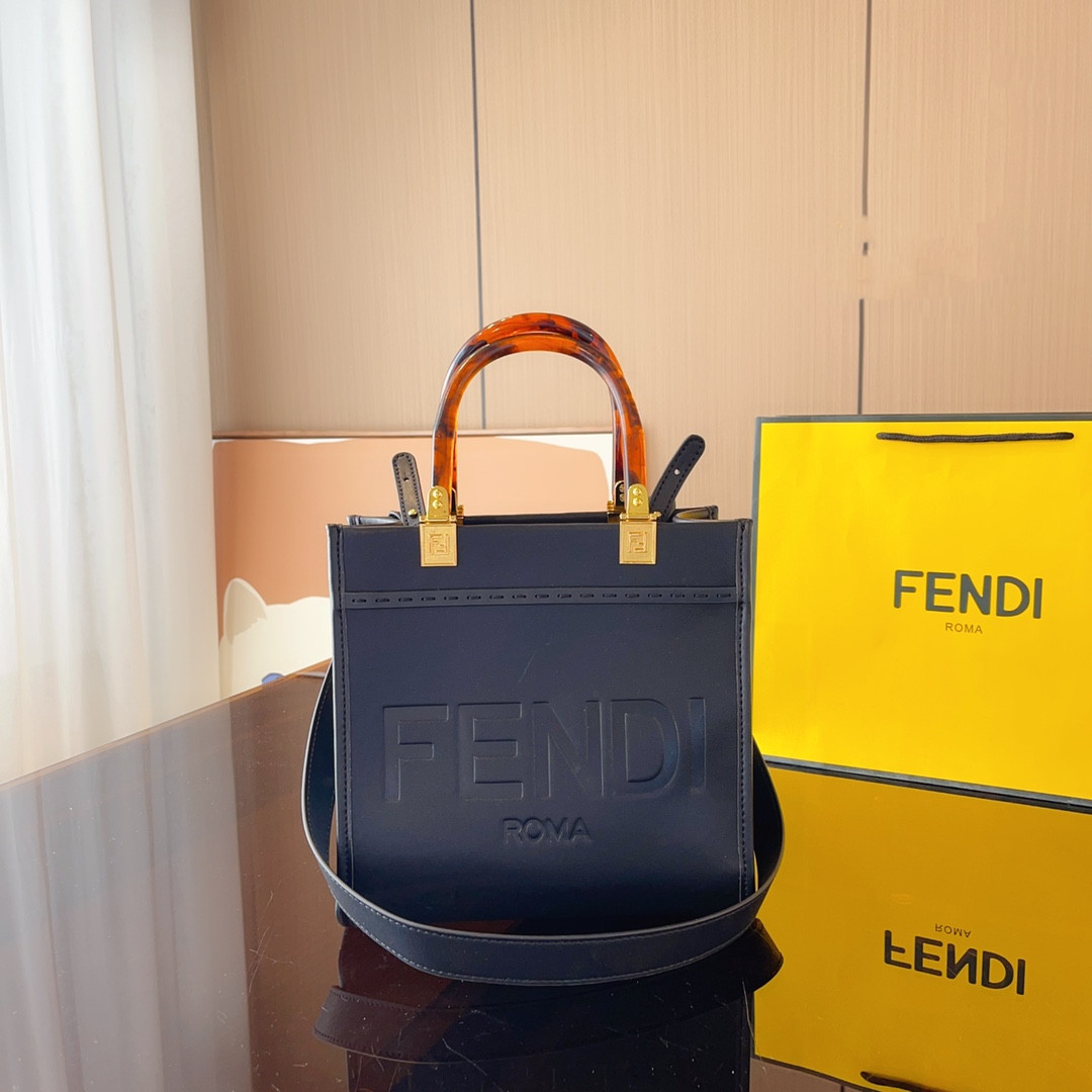 【FENDI 公式 旗艦店】 フェンディ ショルダーバッグ 当日出荷 好評に付き再入荷！23*11*22CM