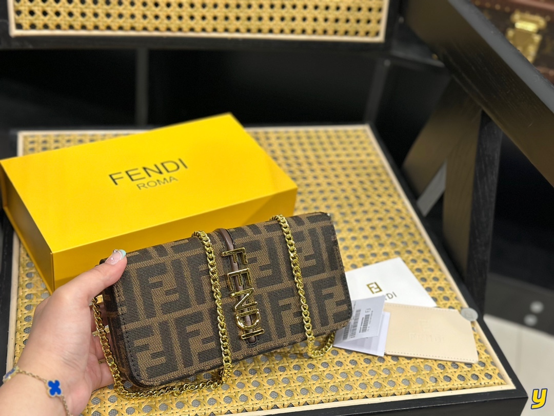 【FENDI 公式 旗艦店】フェンディ 財布 当日出荷 好評に付き再入荷！21*11CM