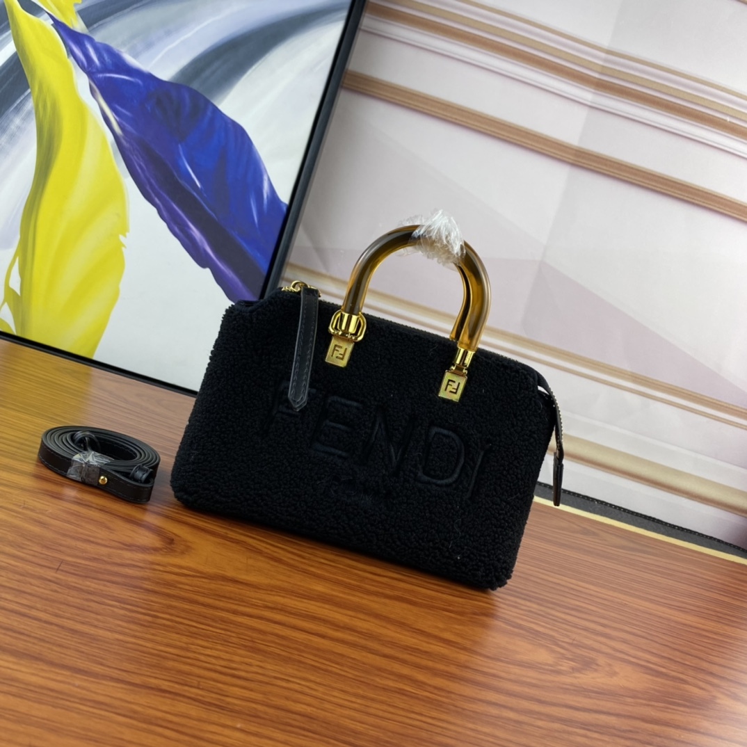 【FENDI公式 旗艦店】 フェンディ ハンドバッグ 当日出荷 好評に付き再入荷！18*12CM