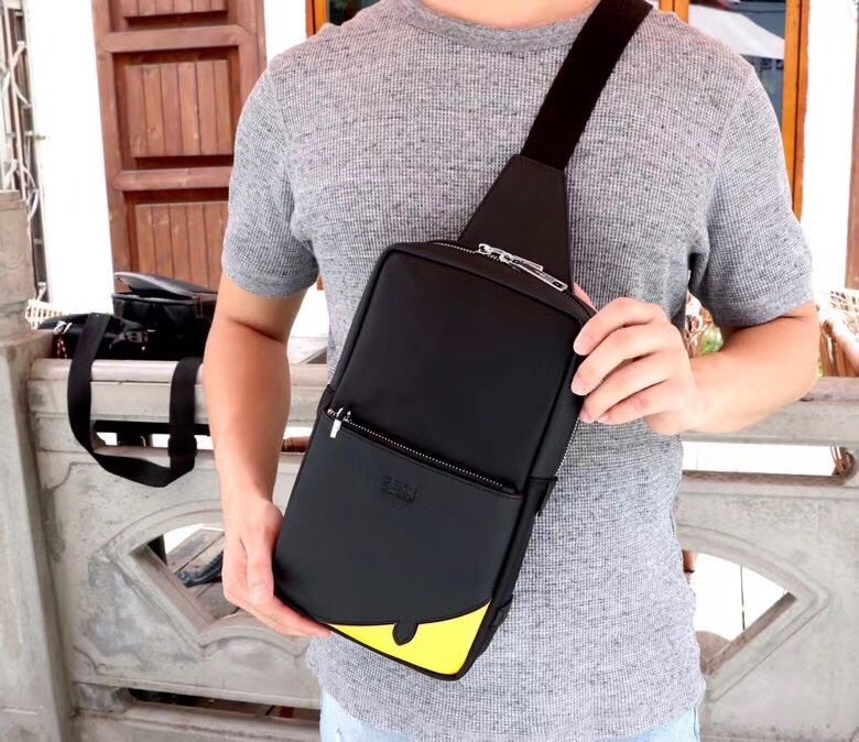 【FENDI 公式 旗艦店】フェンディ チェストバッグ 当日出荷 好評に付き再入荷！30*17*6CM