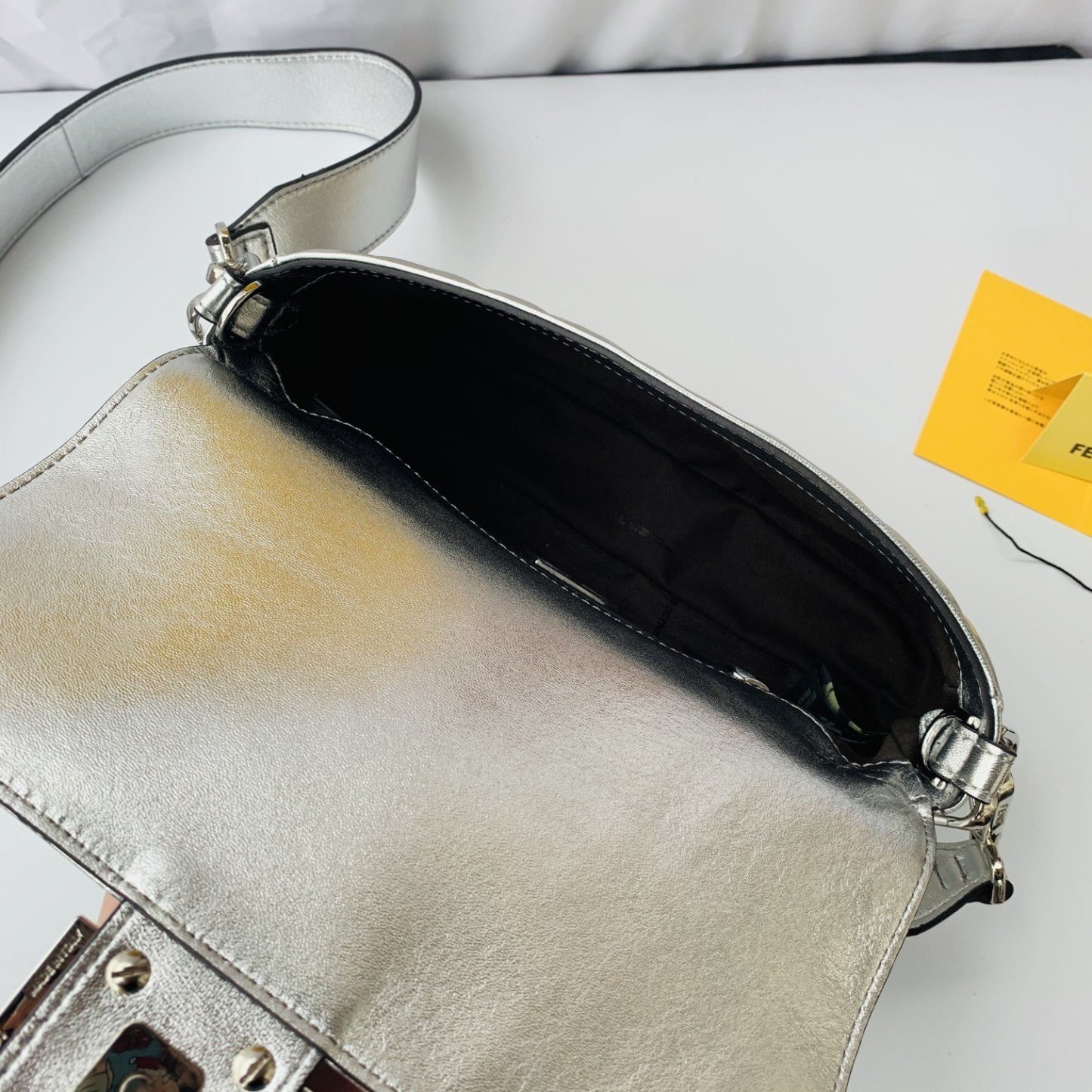 FENDI（フェンディ） メッセンジャーバッグ 26X14X4 CM