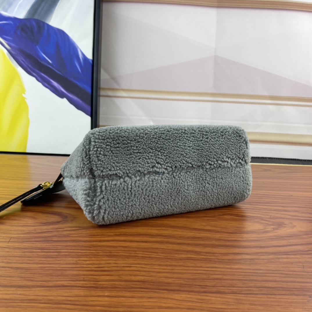 【FENDI公式 旗艦店】 フェンディ ハンドバッグ 当日出荷 好評に付き再入荷！18*12CM