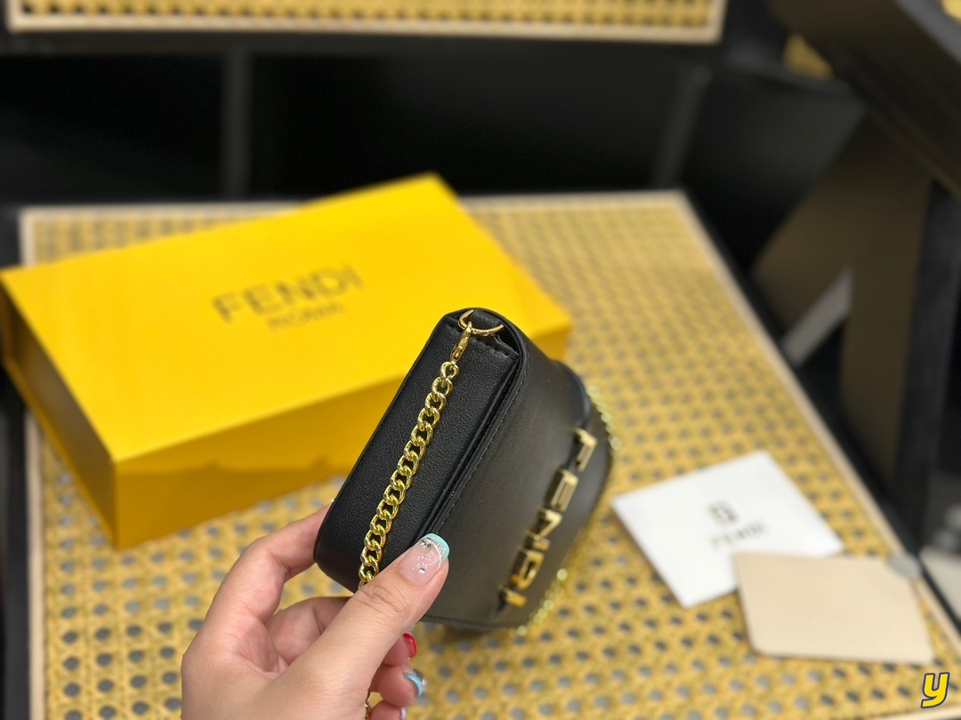 【FENDI 公式 旗艦店】フェンディ 財布 当日出荷 好評に付き再入荷！21*11CM