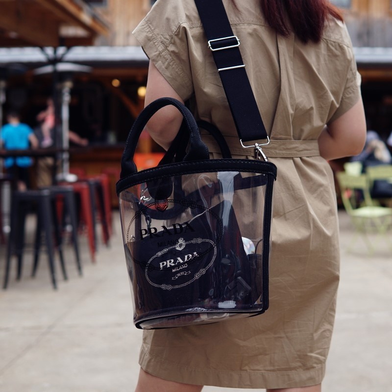 PRADA■すぐ届く国内発■夏にピッタリ！プラダクリアトート