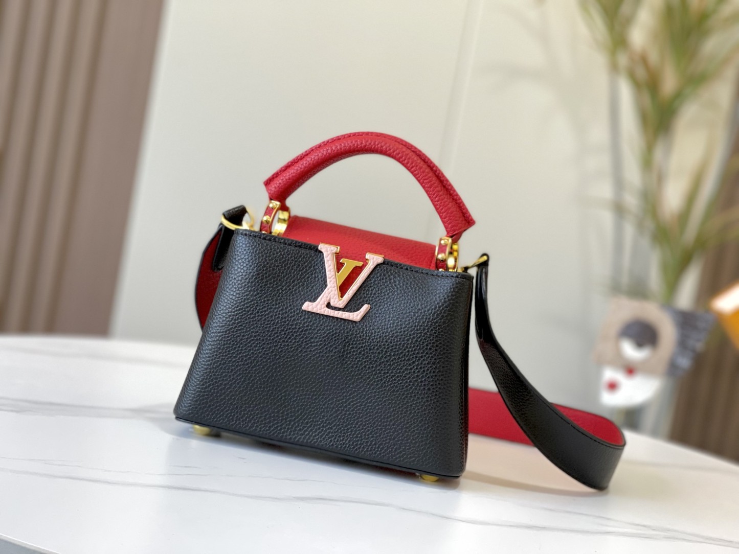 LOUIS VUITTON ルイヴィトン CAPUCINES クロスボディバッグ M56848