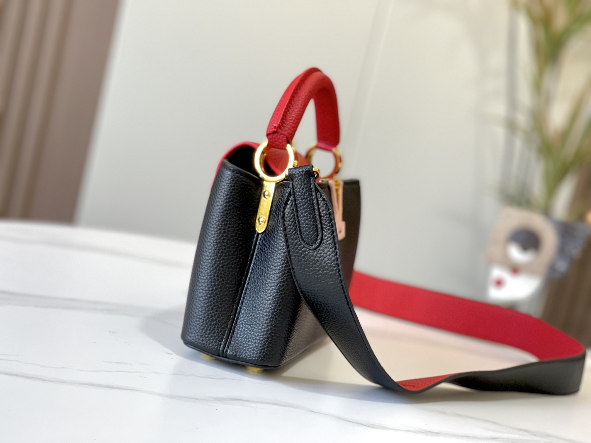 LOUIS VUITTON ルイヴィトン CAPUCINES クロスボディバッグ M56848