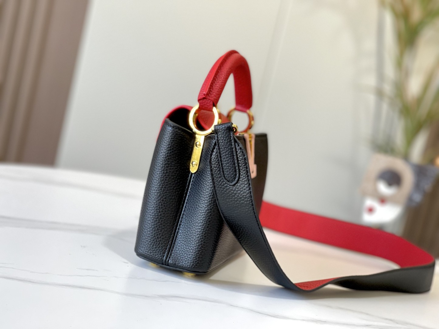 LOUIS VUITTON ルイヴィトン CAPUCINES クロスボディバッグ M56848