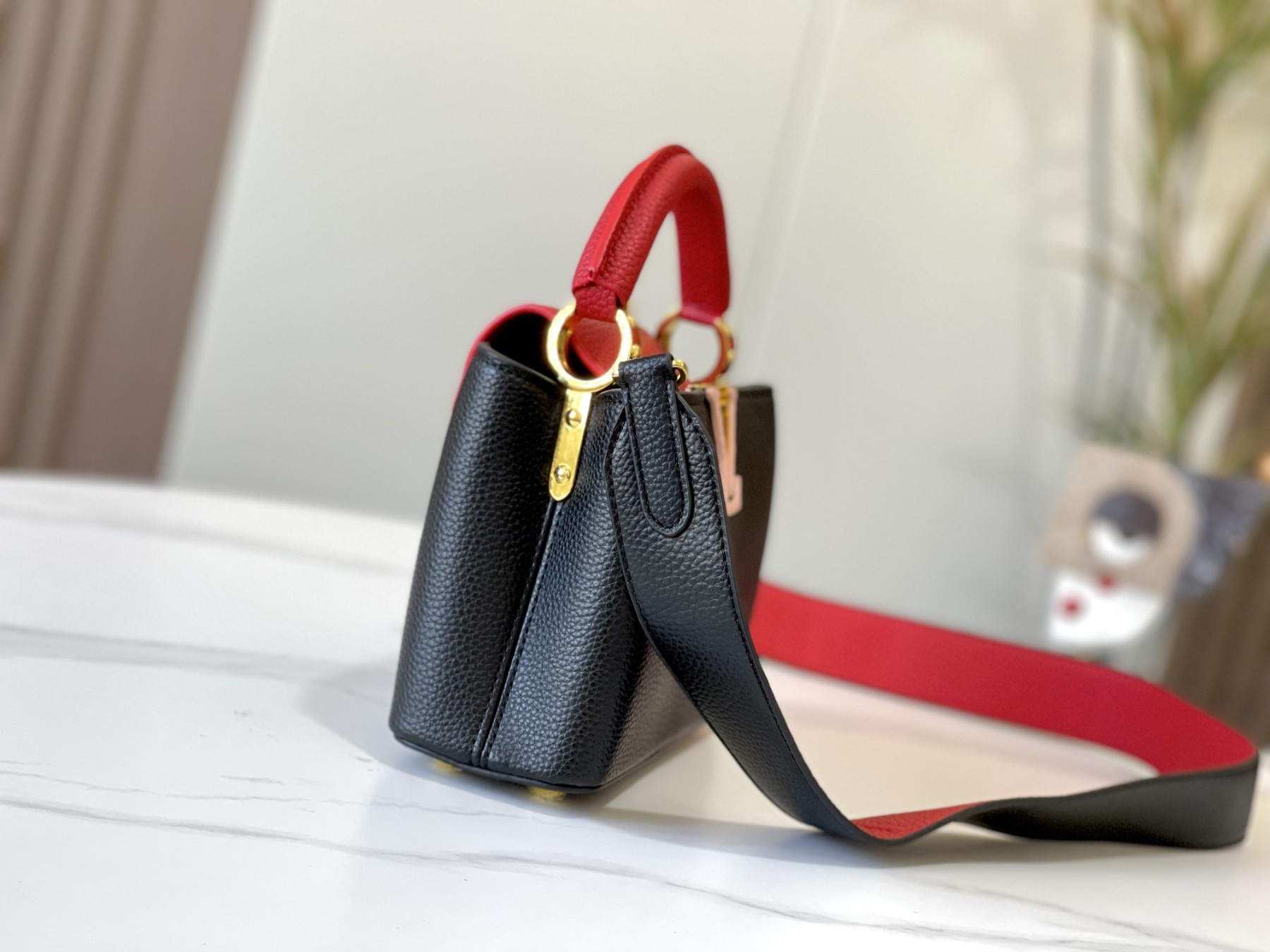 LOUIS VUITTON ルイヴィトン CAPUCINES クロスボディバッグ M56848