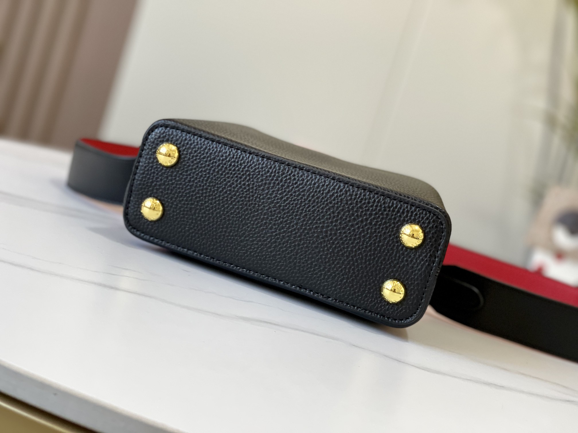 LOUIS VUITTON ルイヴィトン CAPUCINES クロスボディバッグ M56848