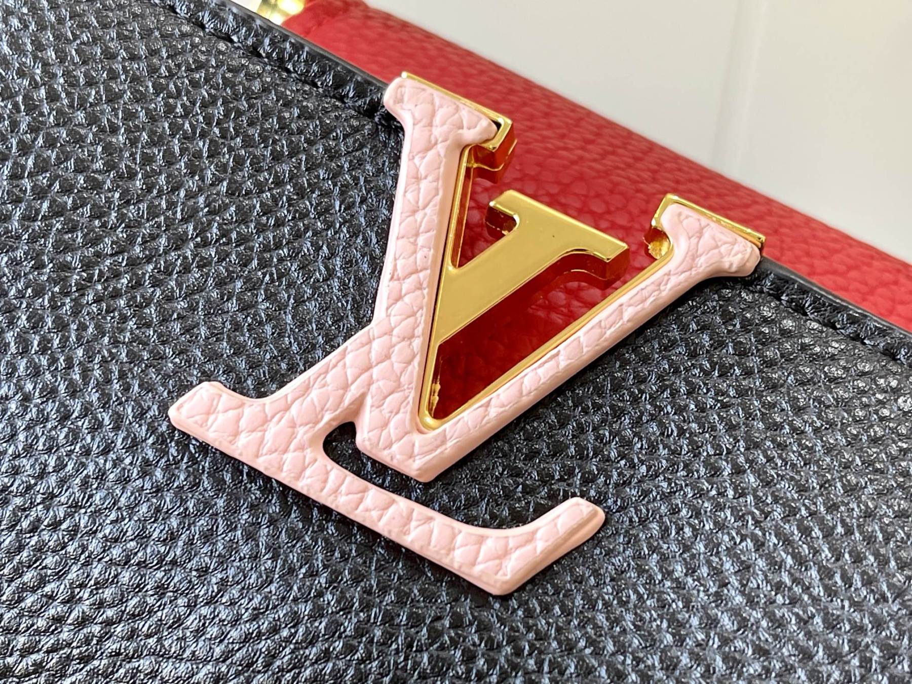 LOUIS VUITTON ルイヴィトン CAPUCINES クロスボディバッグ M56848