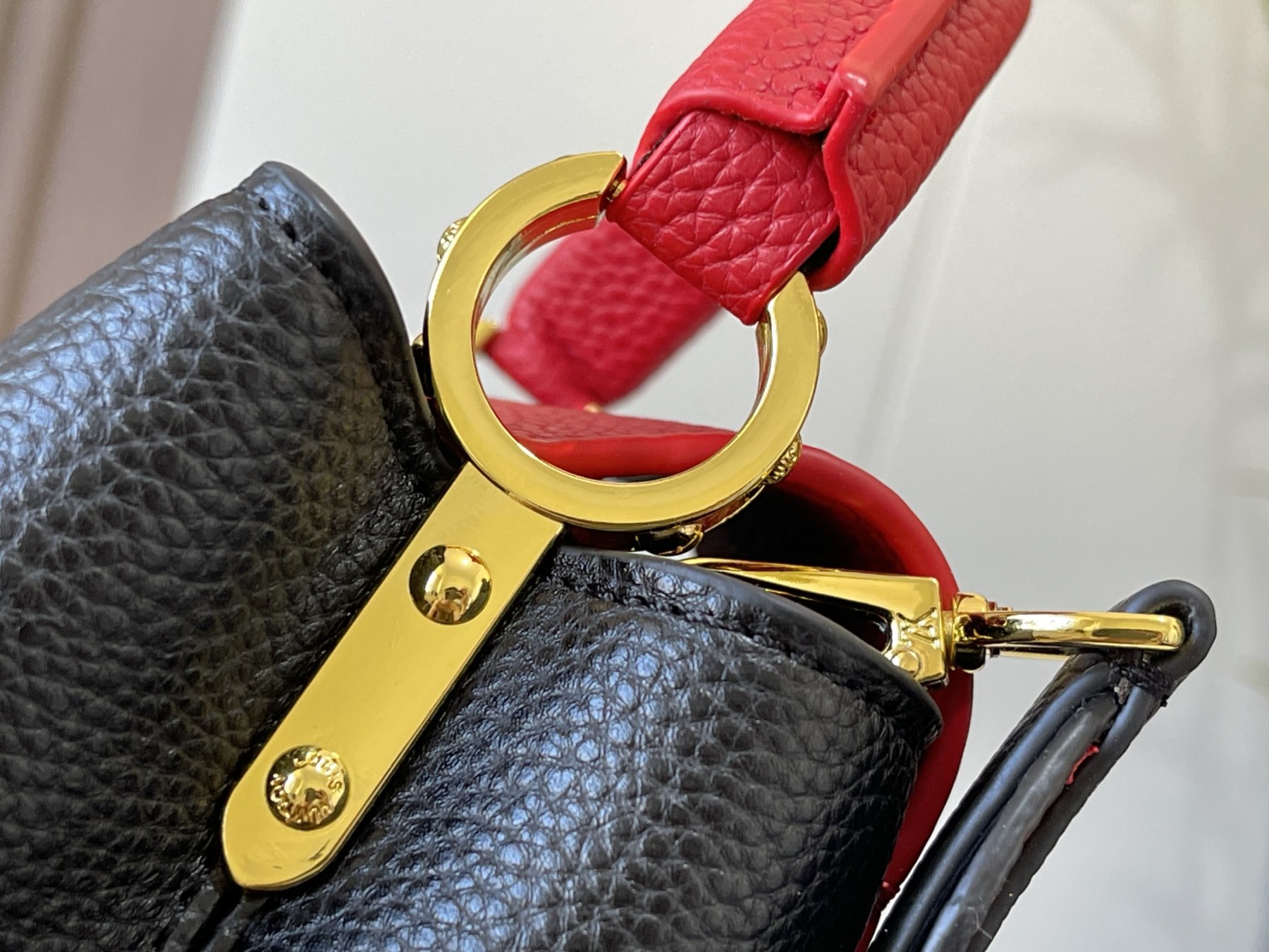 LOUIS VUITTON ルイヴィトン CAPUCINES クロスボディバッグ M56848