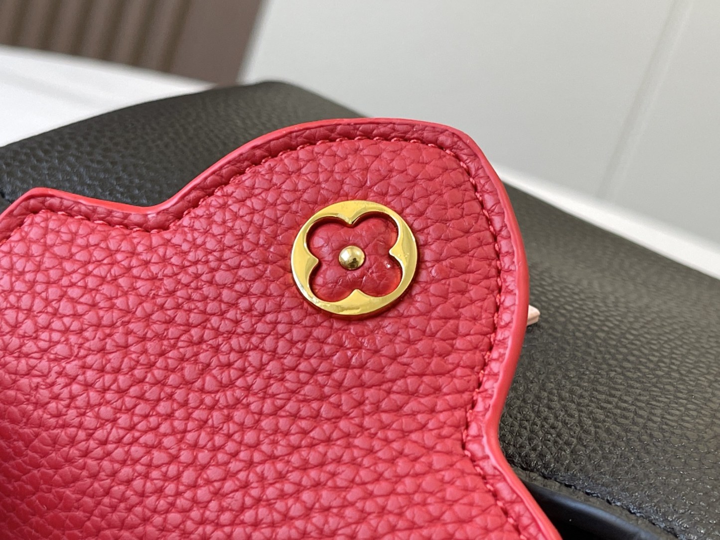 LOUIS VUITTON ルイヴィトン CAPUCINES クロスボディバッグ M56848