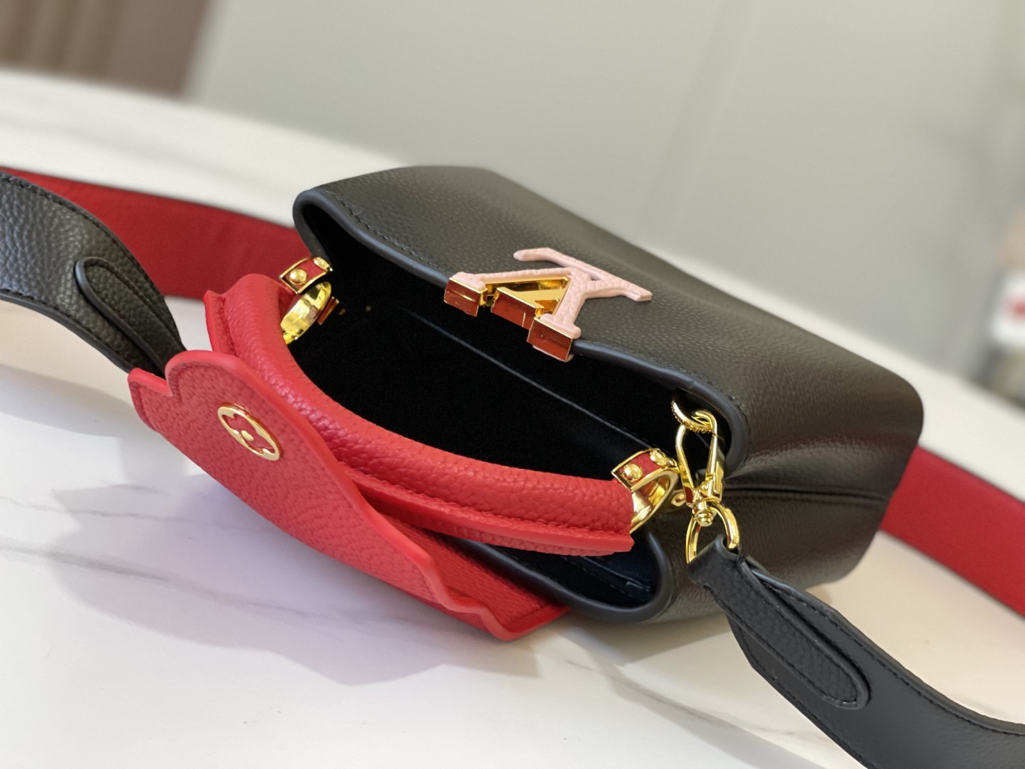 LOUIS VUITTON ルイヴィトン CAPUCINES クロスボディバッグ M56848