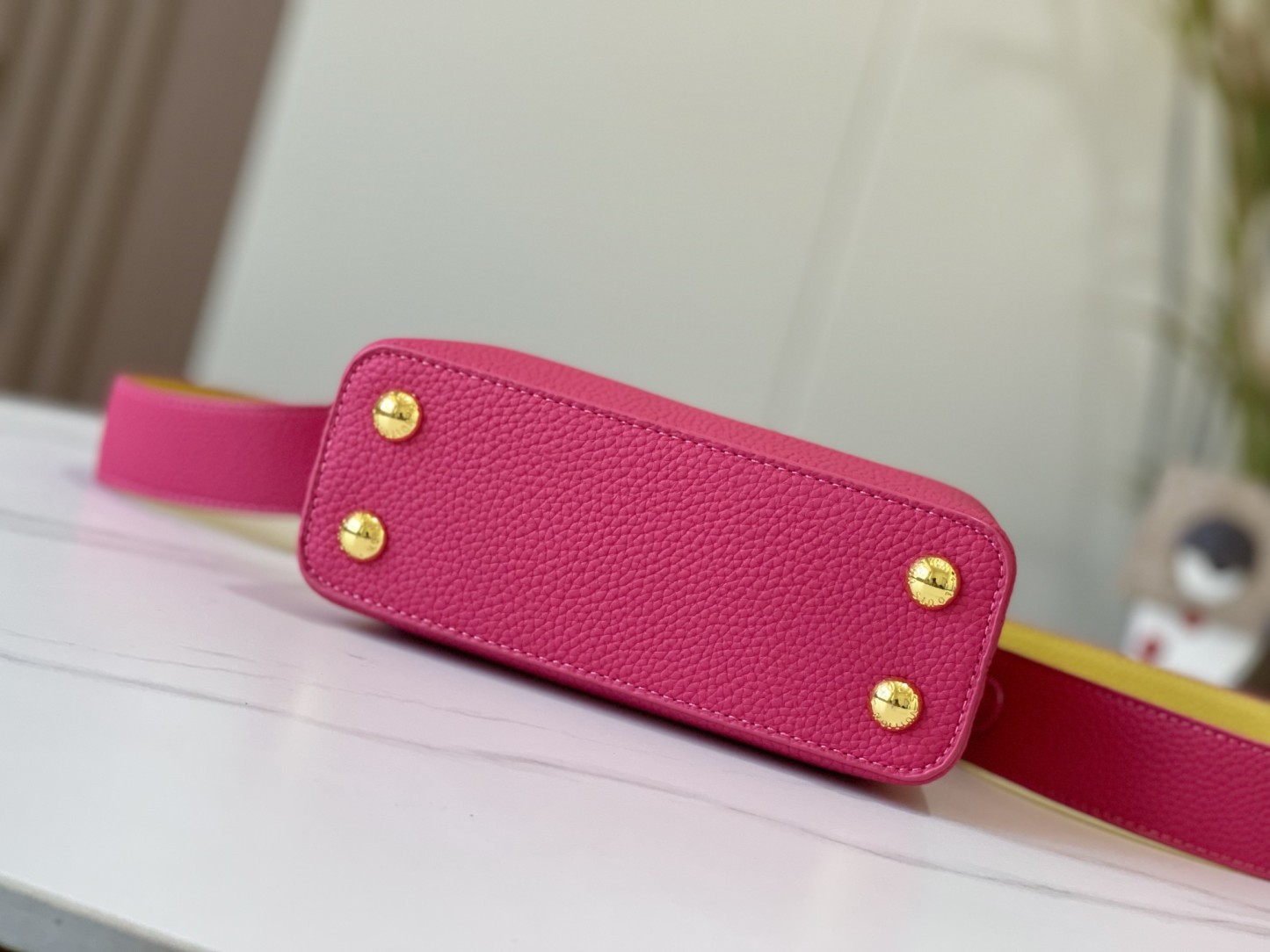 LOUIS VUITTON ルイヴィトン CAPUCINES クロスボディバッグ M59440