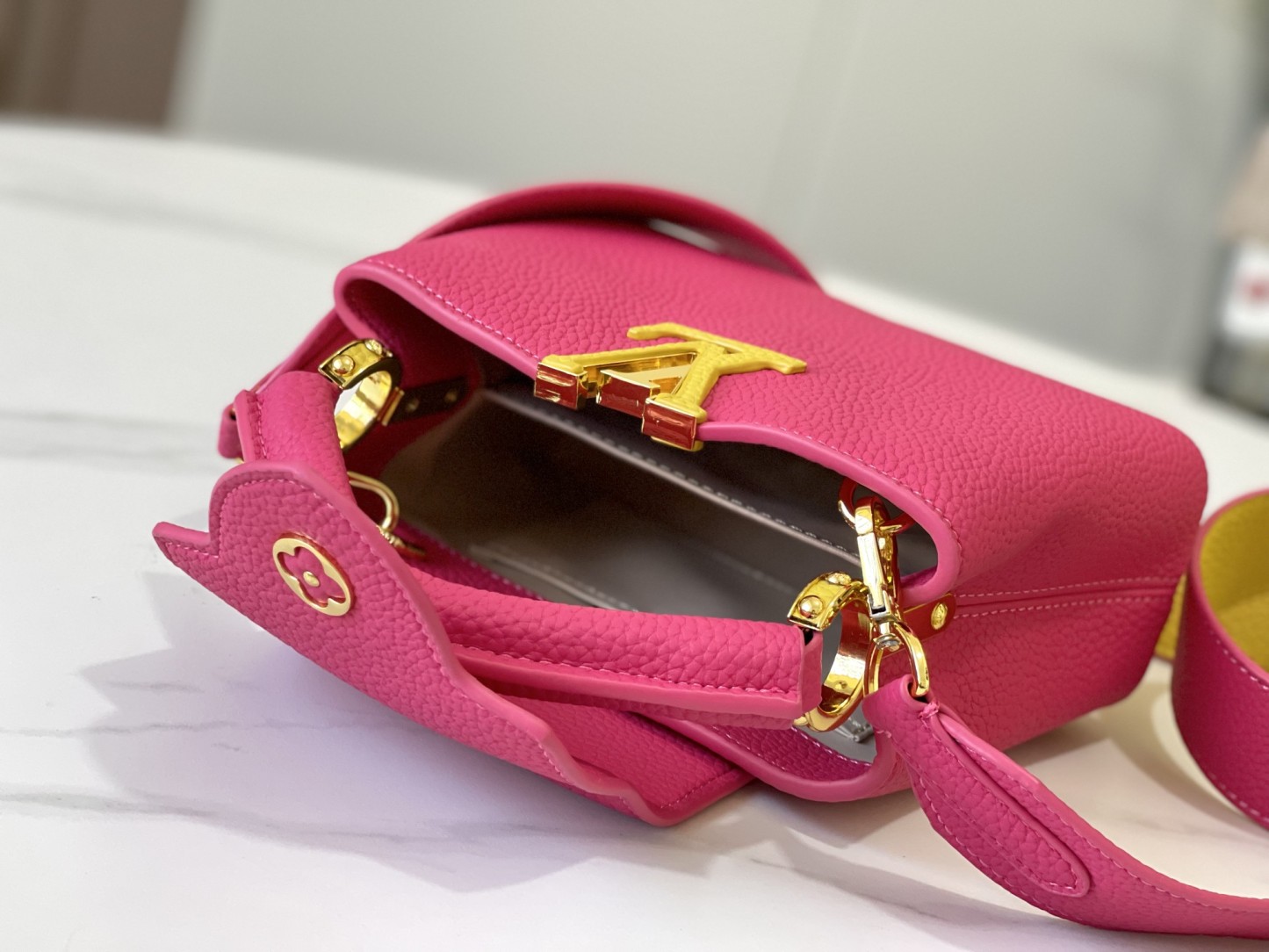 LOUIS VUITTON ルイヴィトン CAPUCINES クロスボディバッグ M59440