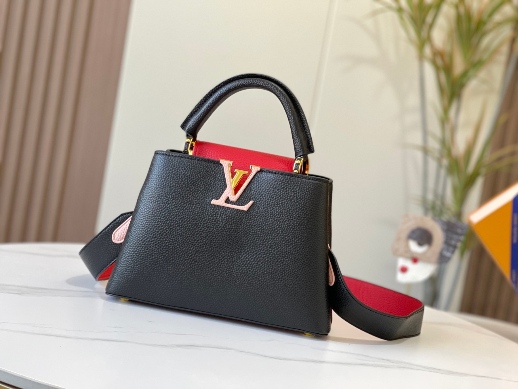 LOUIS VUITTON ルイヴィトン CAPUCINES クロスボディバッグ M57518