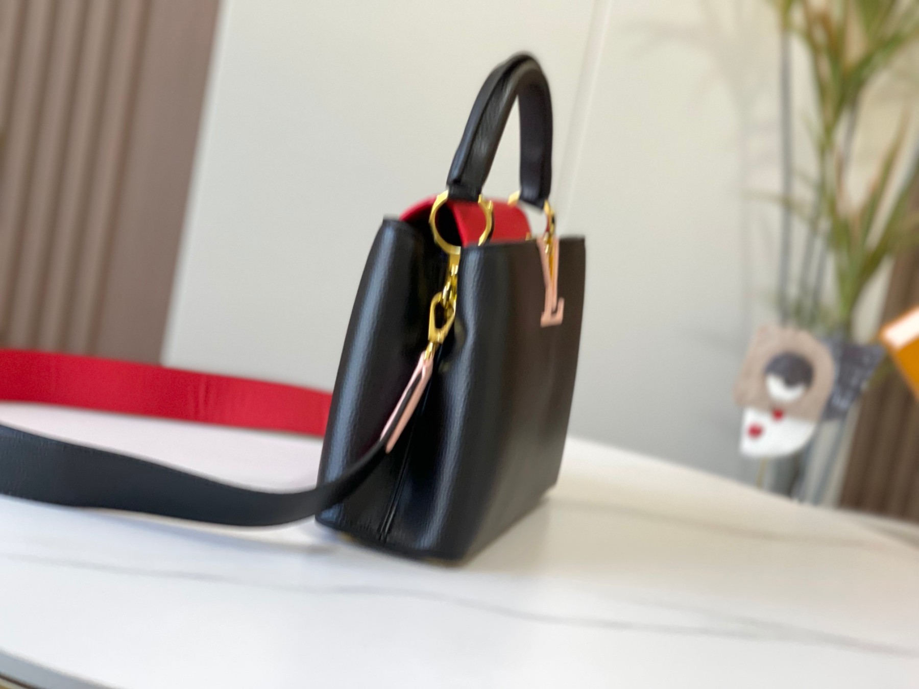 LOUIS VUITTON ルイヴィトン CAPUCINES クロスボディバッグ M57518