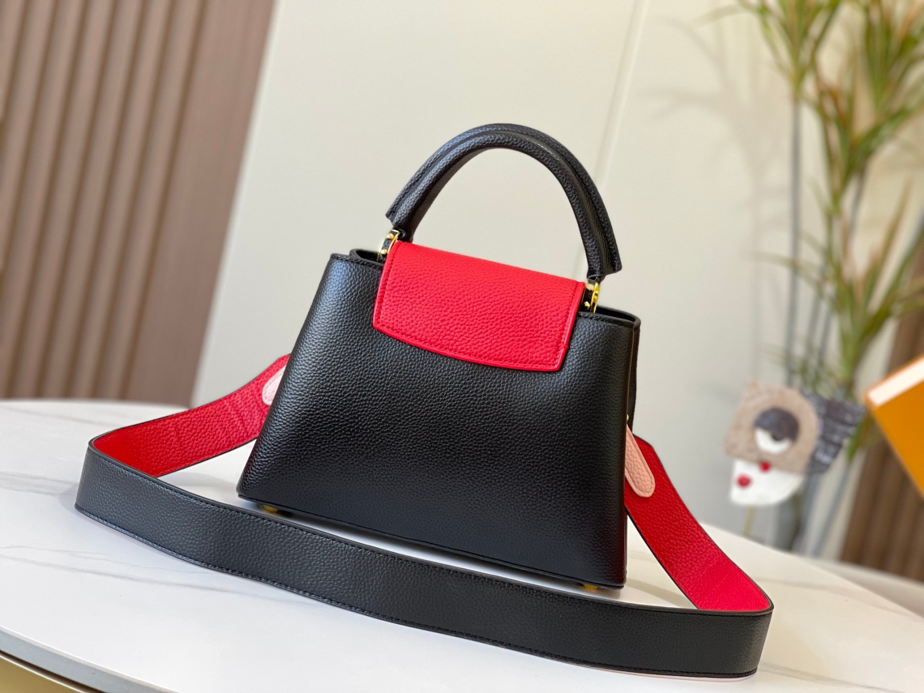 LOUIS VUITTON ルイヴィトン CAPUCINES クロスボディバッグ M57518