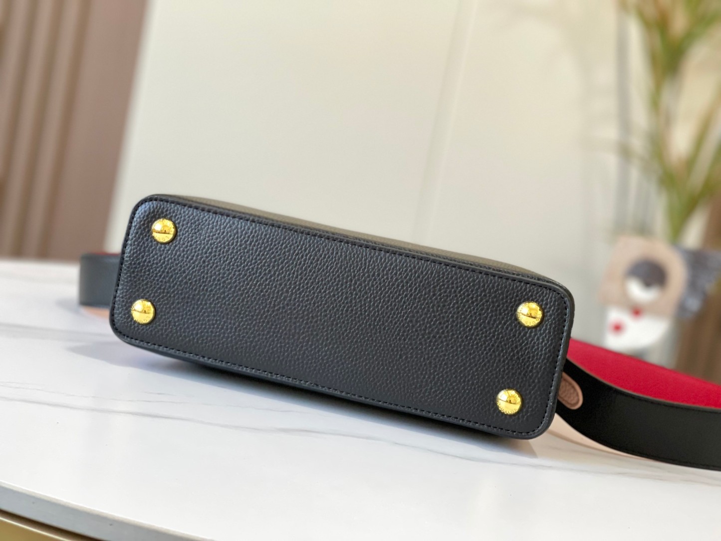 LOUIS VUITTON ルイヴィトン CAPUCINES クロスボディバッグ M57518