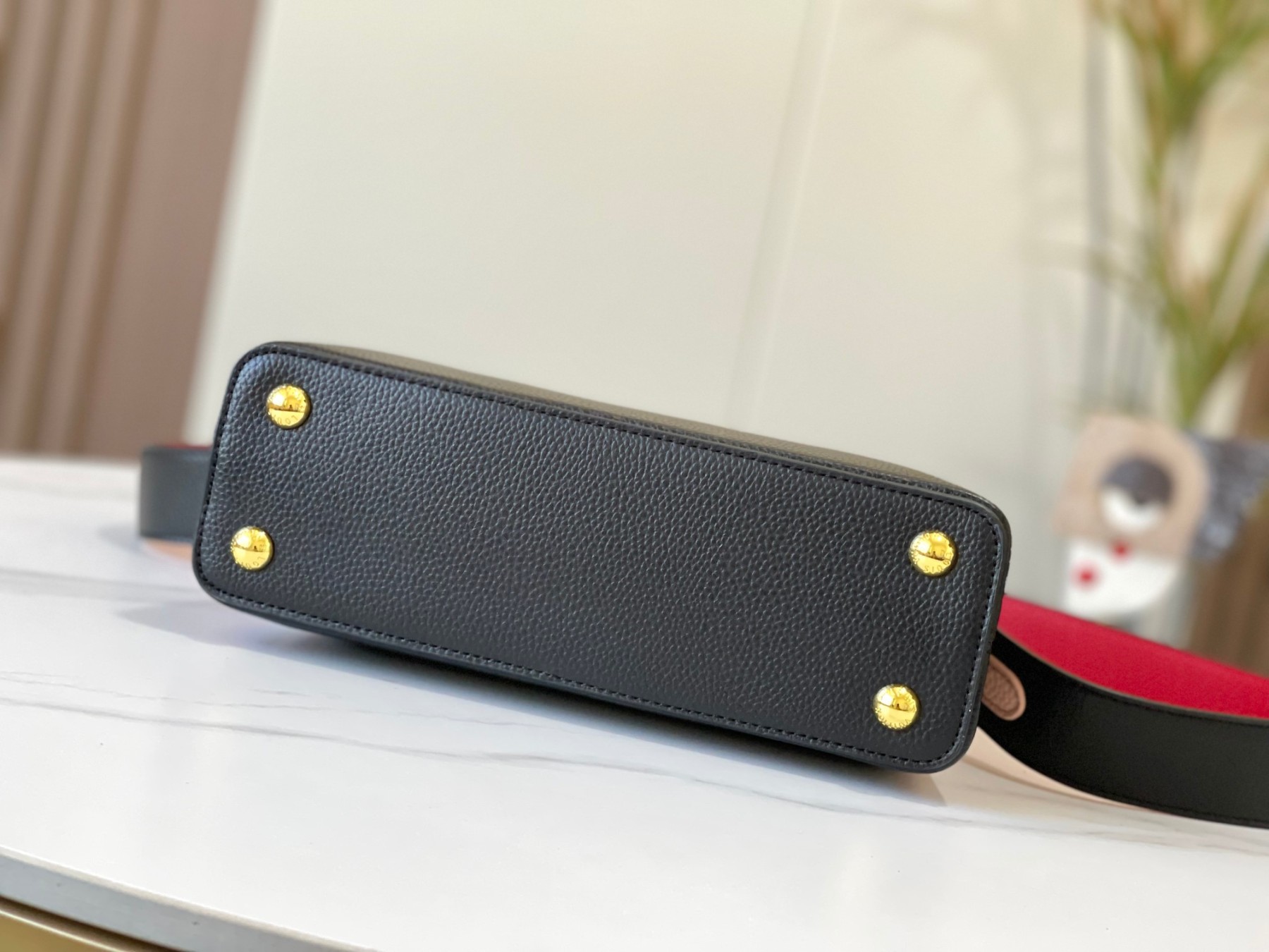 LOUIS VUITTON ルイヴィトン CAPUCINES クロスボディバッグ M57518