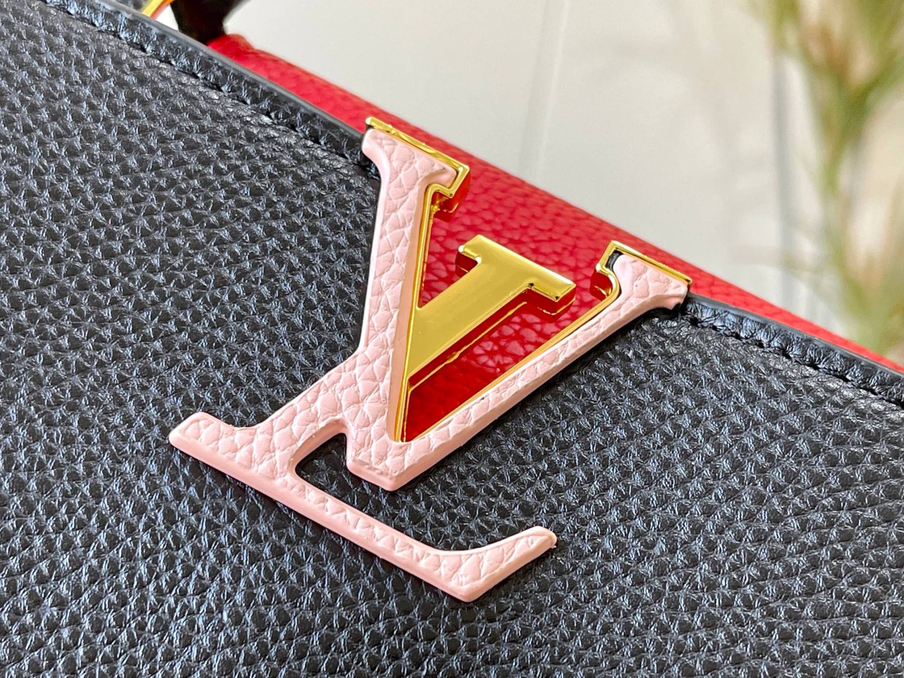 LOUIS VUITTON ルイヴィトン CAPUCINES クロスボディバッグ M57518