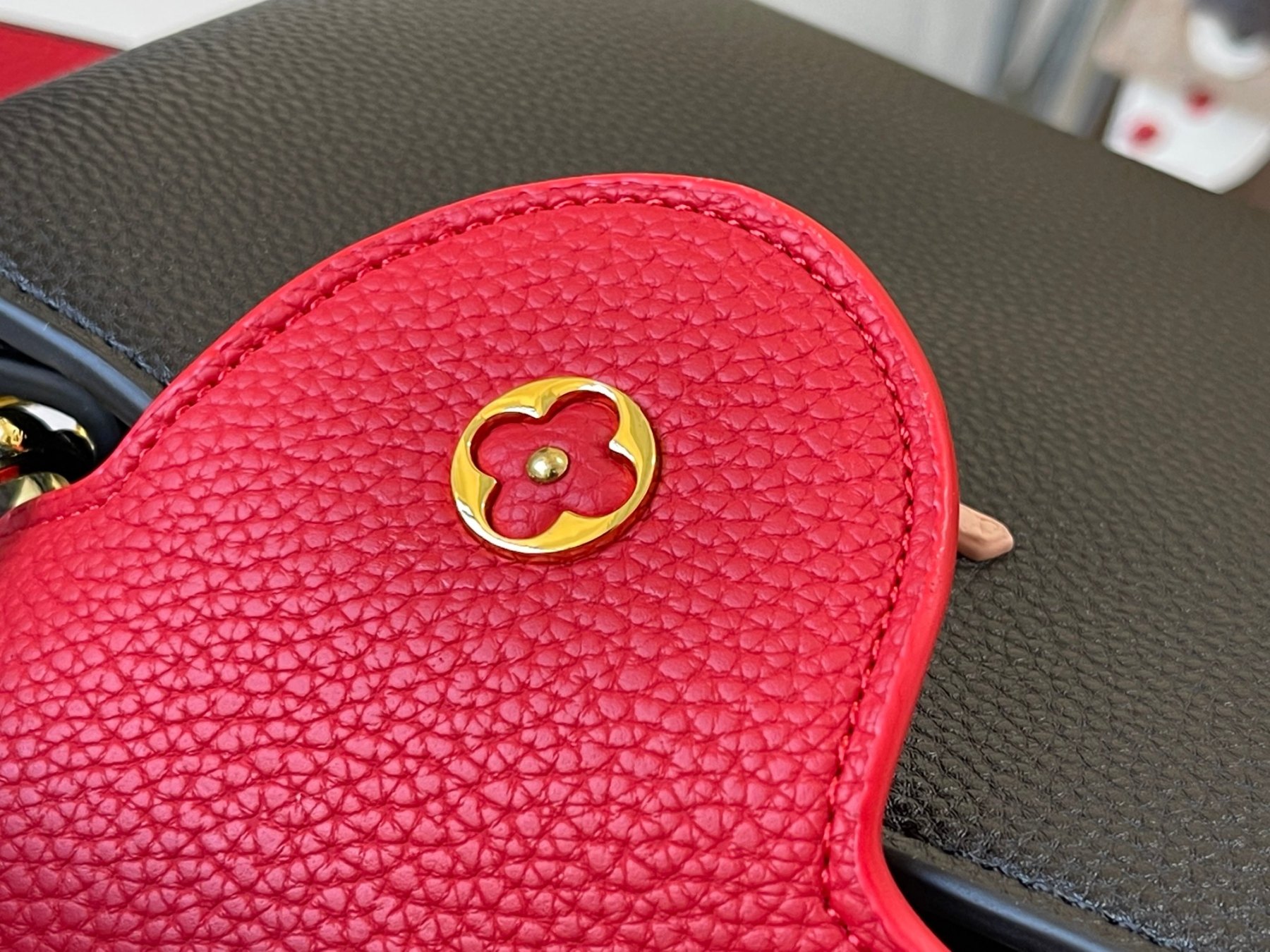 LOUIS VUITTON ルイヴィトン CAPUCINES クロスボディバッグ M57518