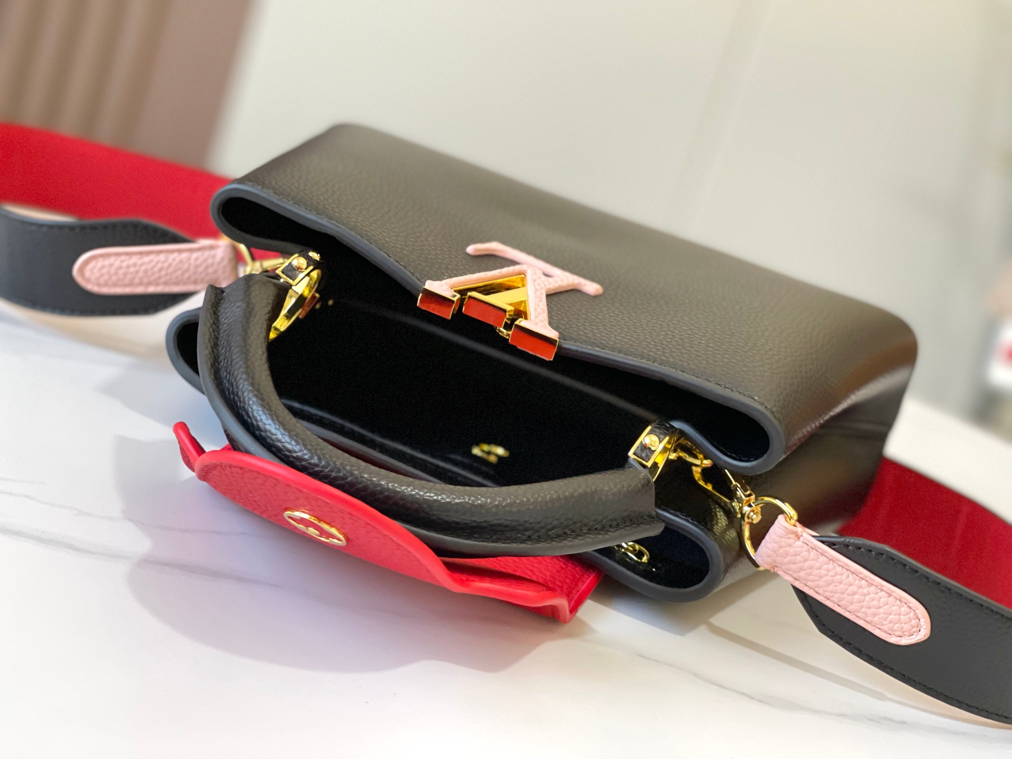 LOUIS VUITTON ルイヴィトン CAPUCINES クロスボディバッグ M57518