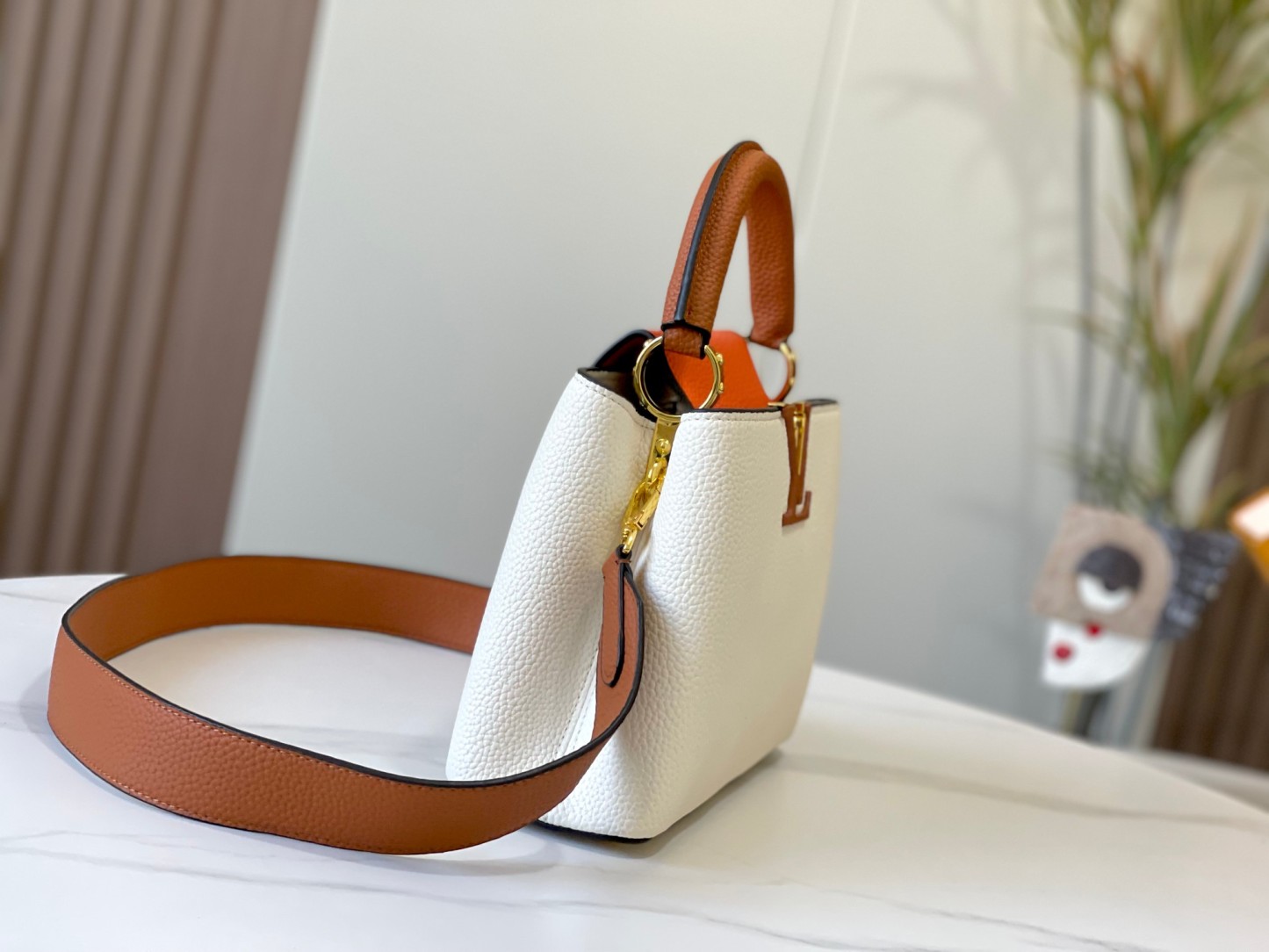 LOUIS VUITTON ルイヴィトン CAPUCINES クロスボディバッグ M57518