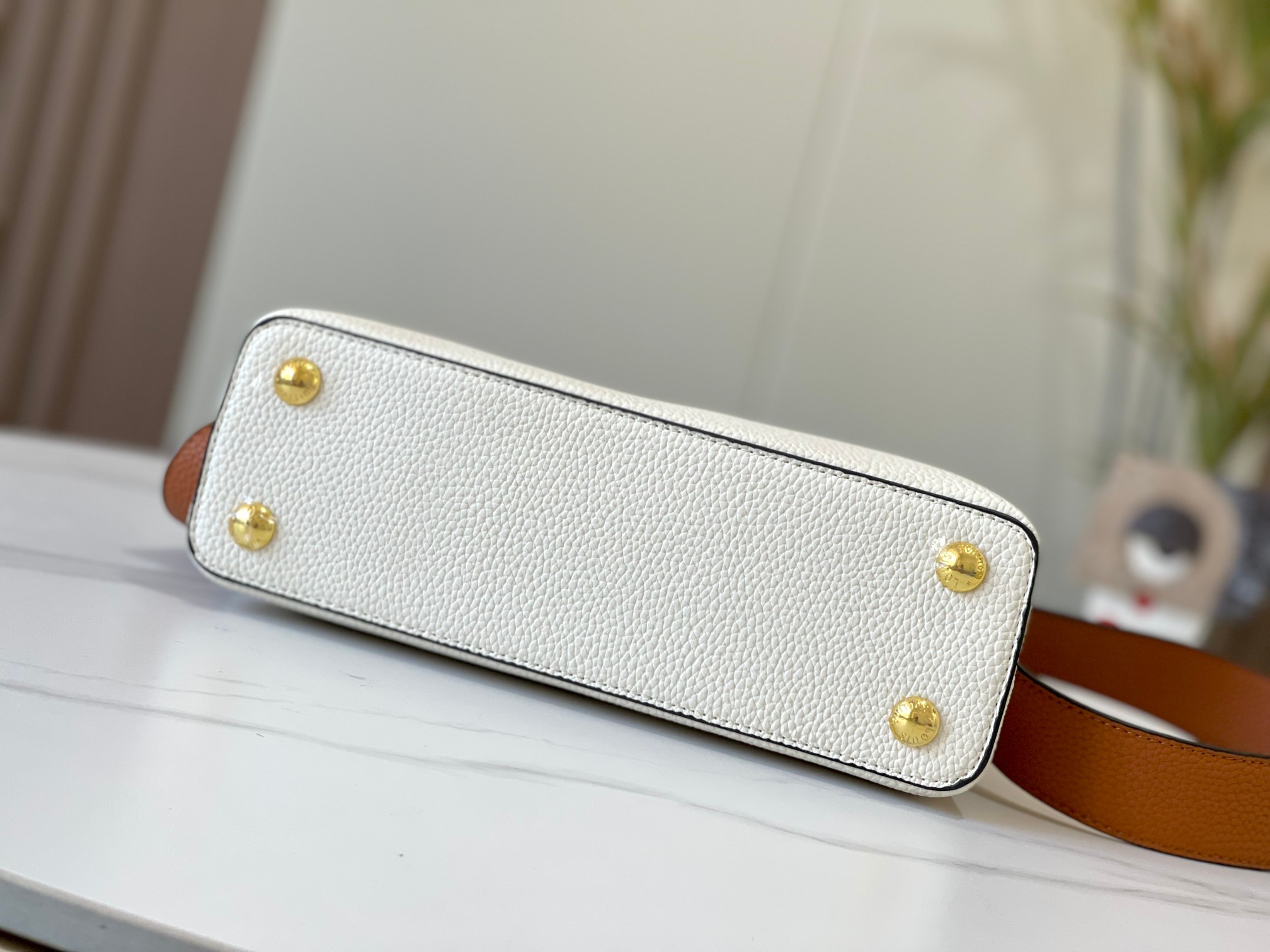 LOUIS VUITTON ルイヴィトン CAPUCINES クロスボディバッグ M57518