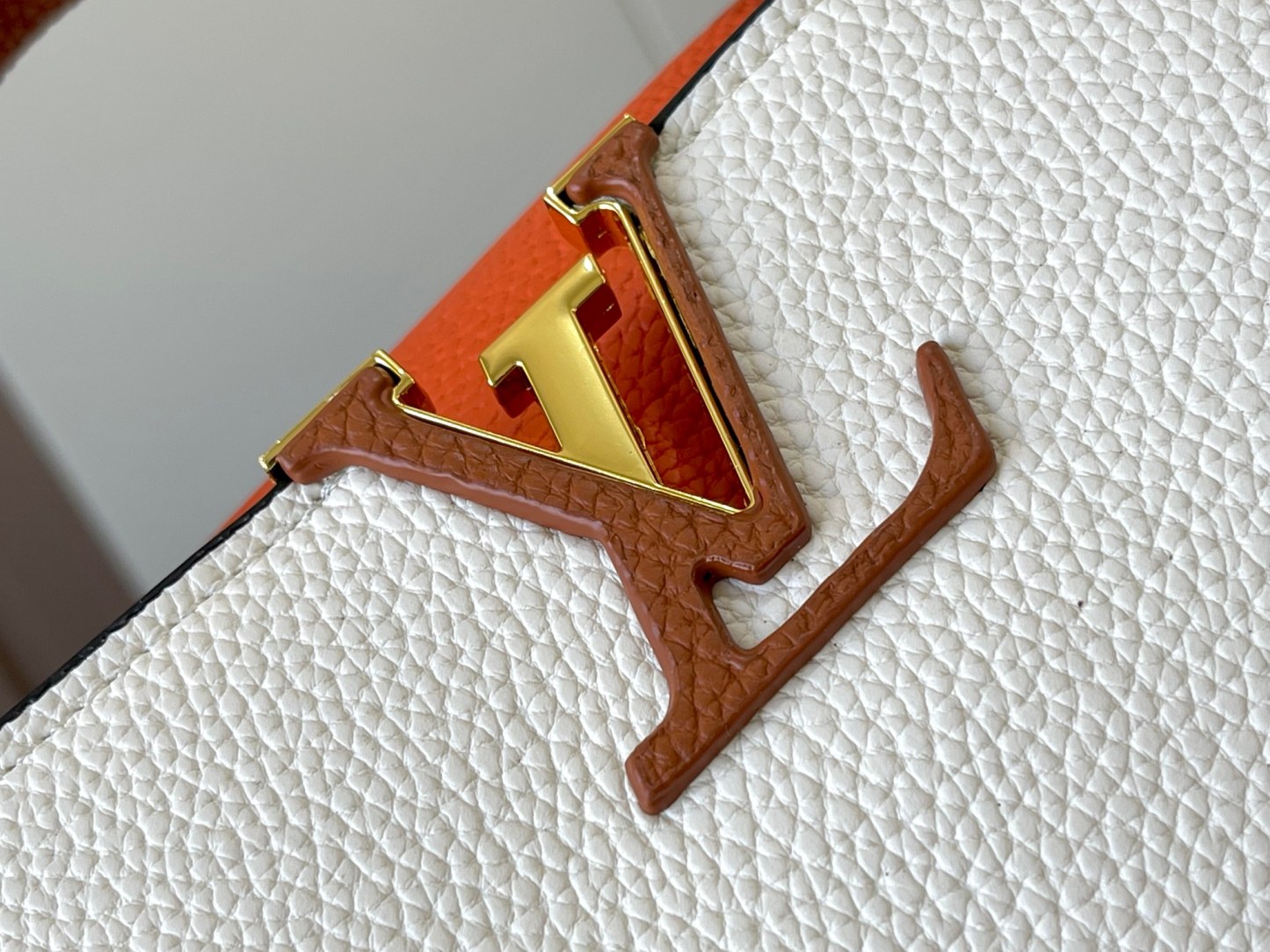 LOUIS VUITTON ルイヴィトン CAPUCINES クロスボディバッグ M57518