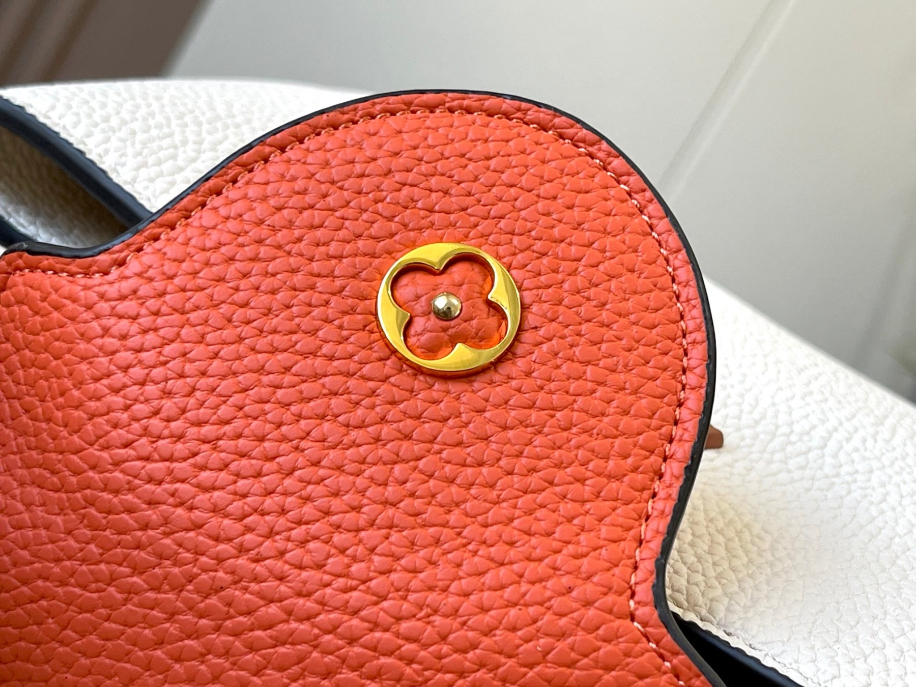 LOUIS VUITTON ルイヴィトン CAPUCINES クロスボディバッグ M57518