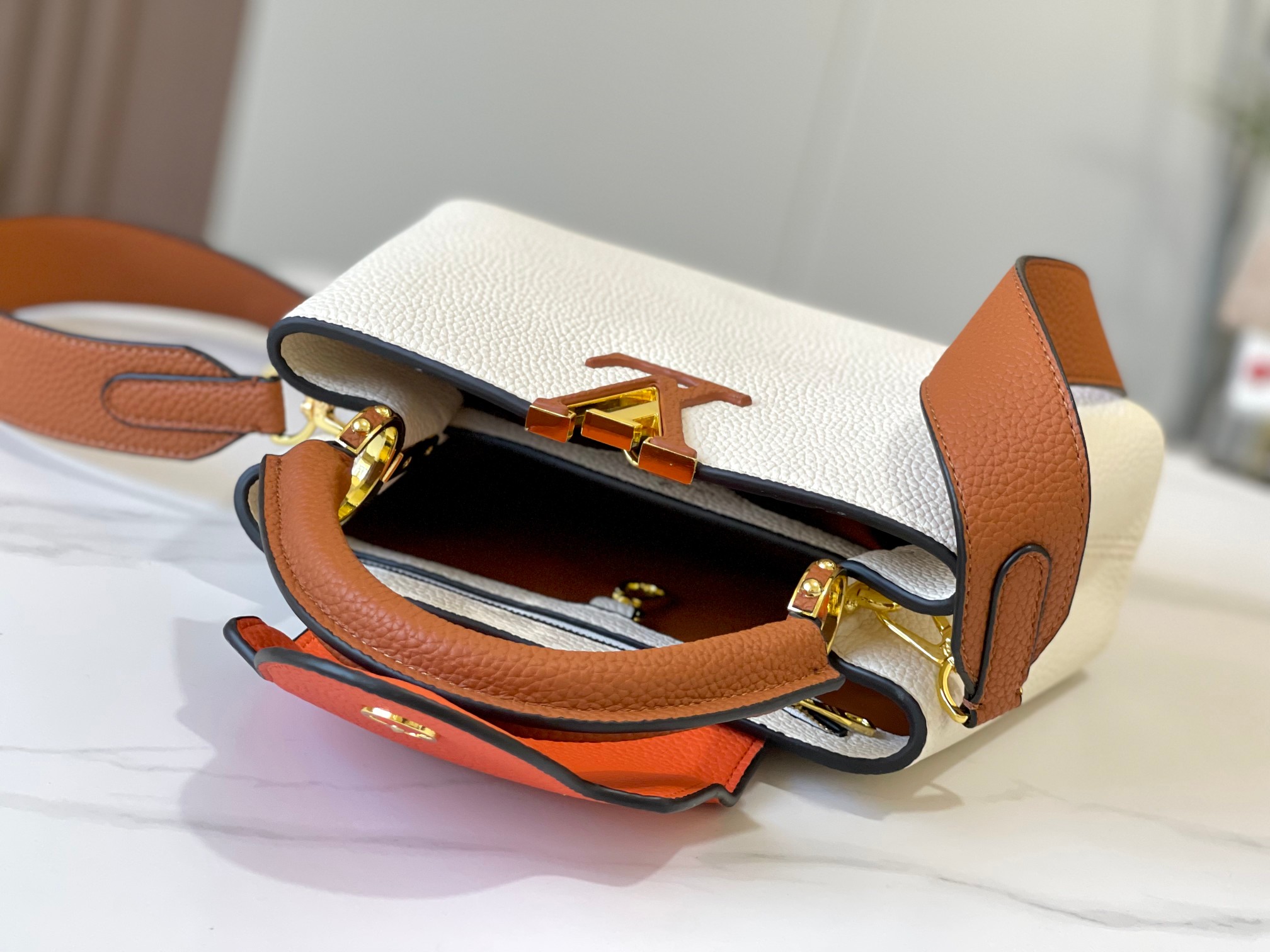 LOUIS VUITTON ルイヴィトン CAPUCINES クロスボディバッグ M57518