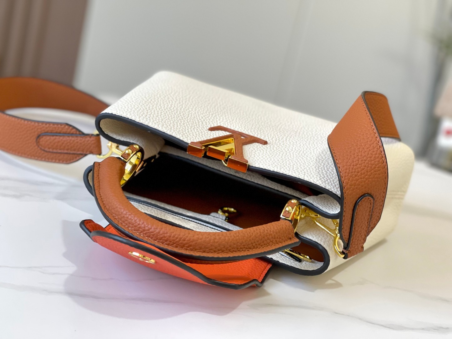 LOUIS VUITTON ルイヴィトン CAPUCINES クロスボディバッグ M57518