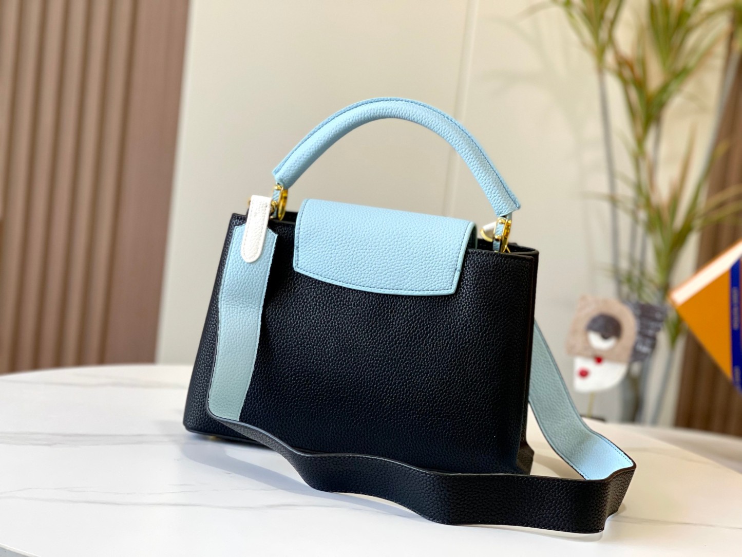 LOUIS VUITTON ルイヴィトン CAPUCINES クロスボディバッグ M56848