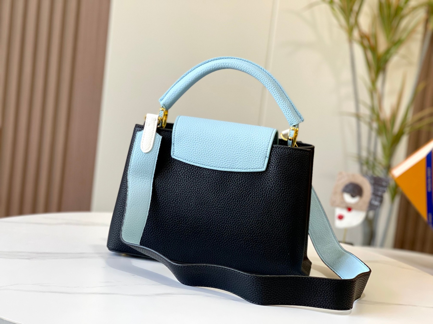 LOUIS VUITTON ルイヴィトン CAPUCINES クロスボディバッグ M56848