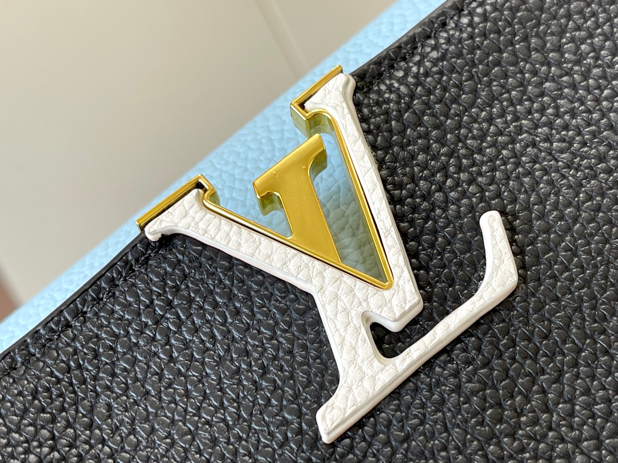 LOUIS VUITTON ルイヴィトン CAPUCINES クロスボディバッグ M56848