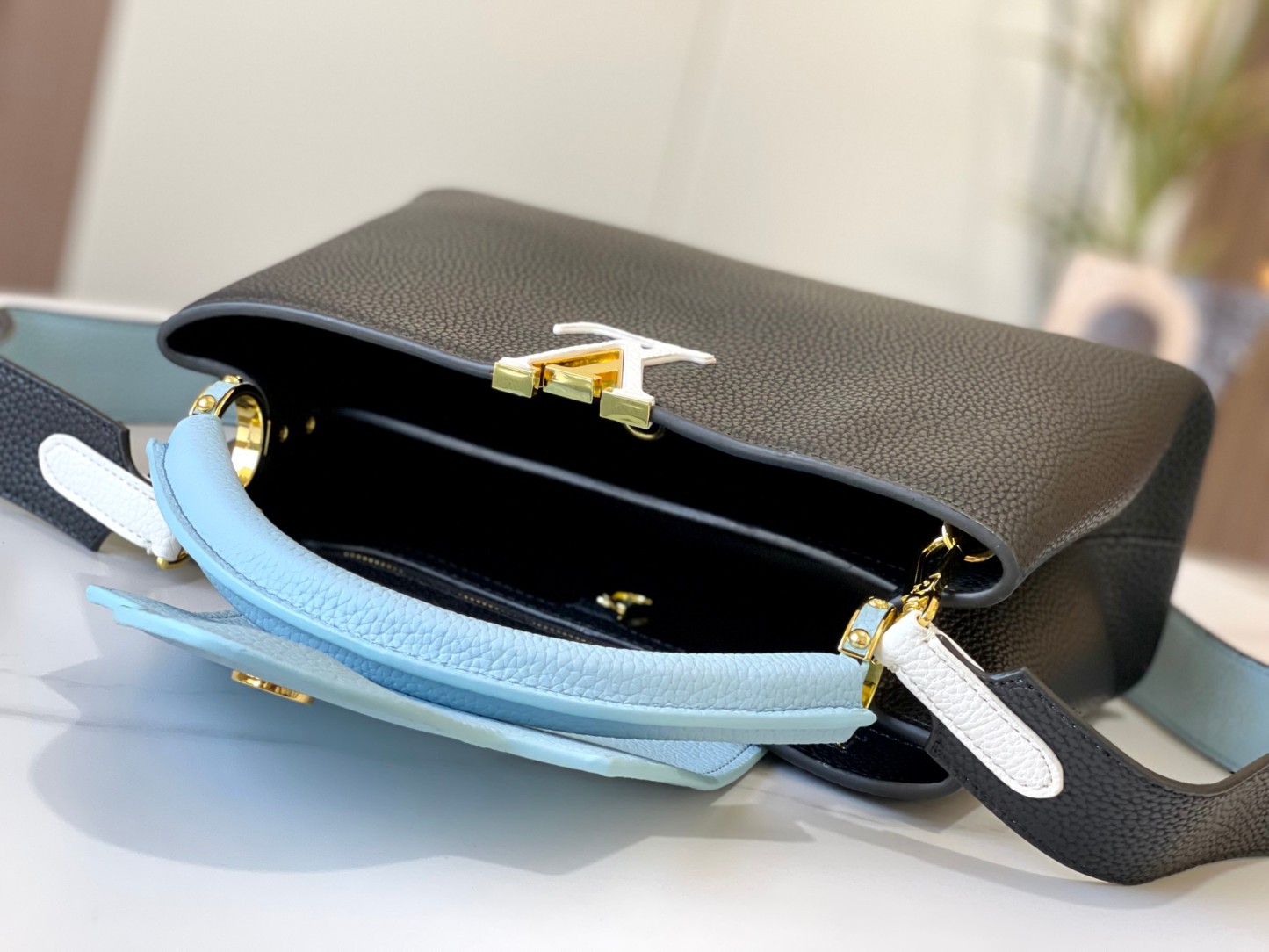 LOUIS VUITTON ルイヴィトン CAPUCINES クロスボディバッグ M56848