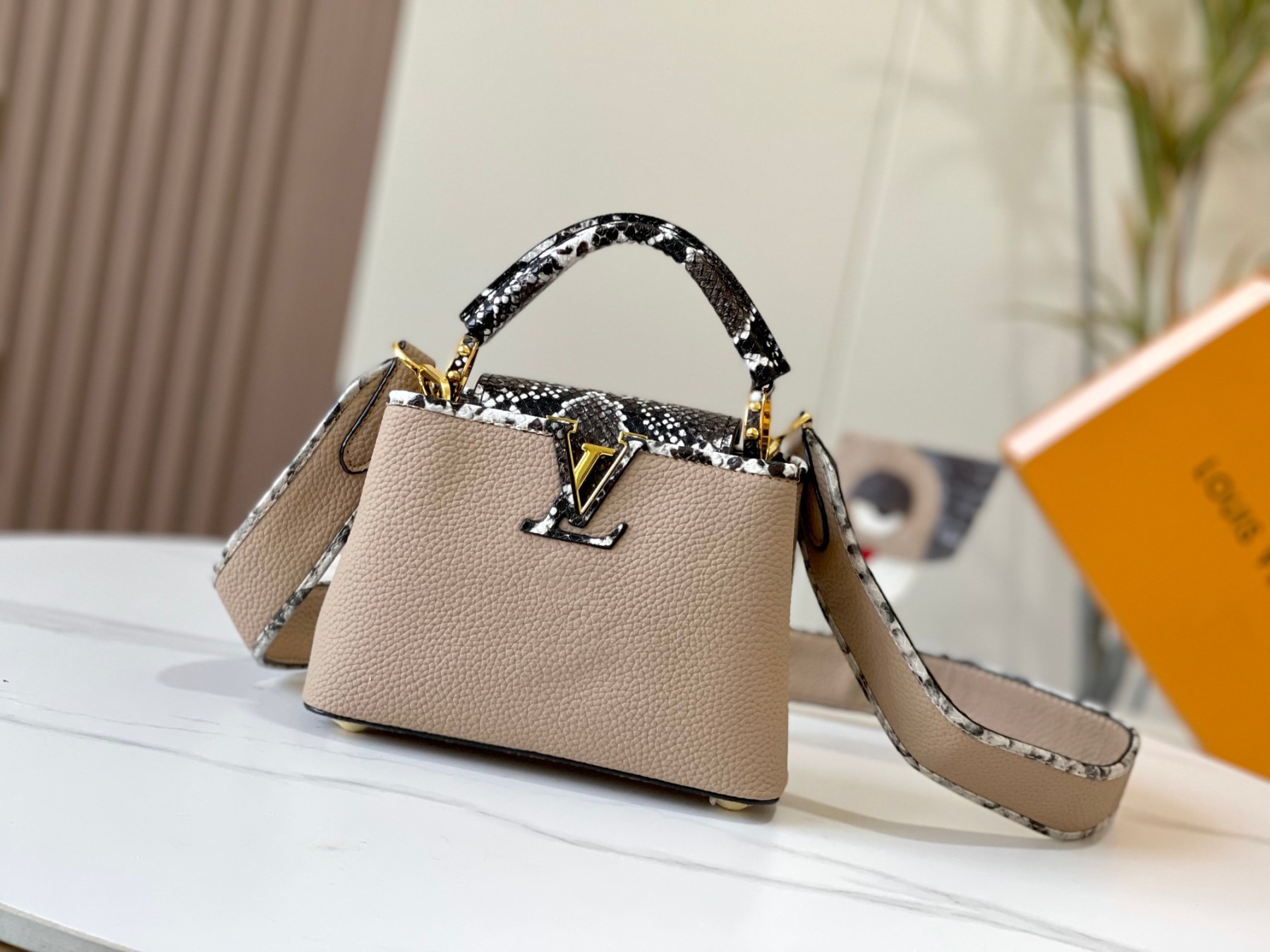LOUIS VUITTON ルイヴィトン CAPUCINES MINI ハンドバッグ M95509