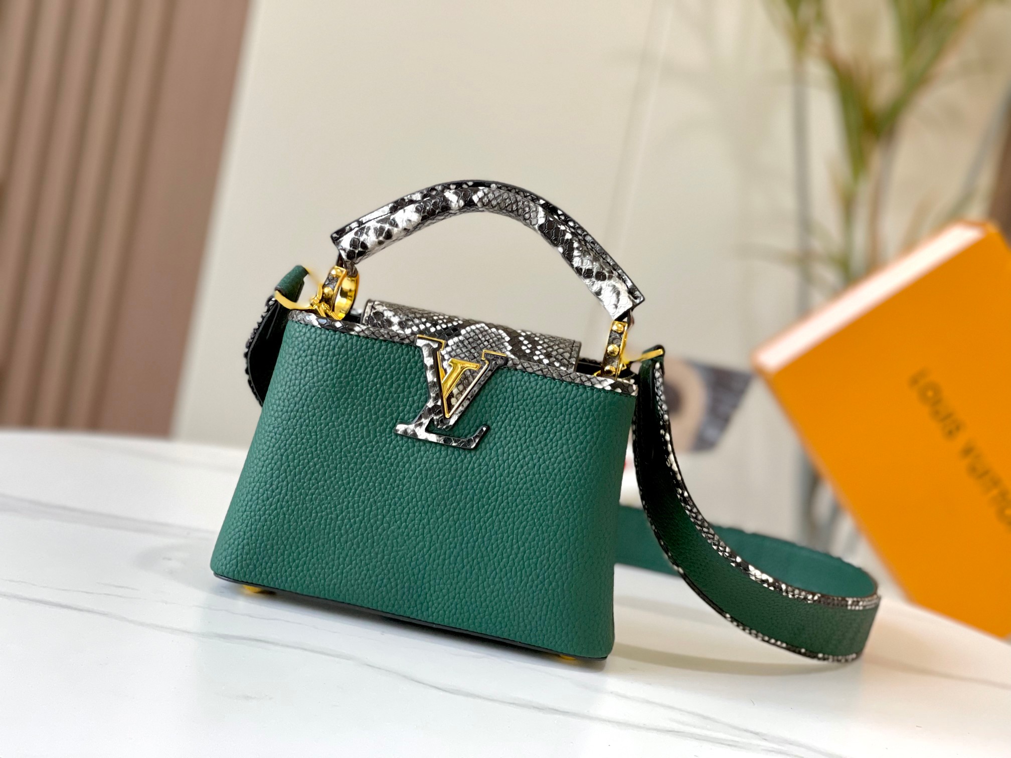 LOUIS VUITTON ルイヴィトン CAPUCINES MINI ハンドバッグ M95509