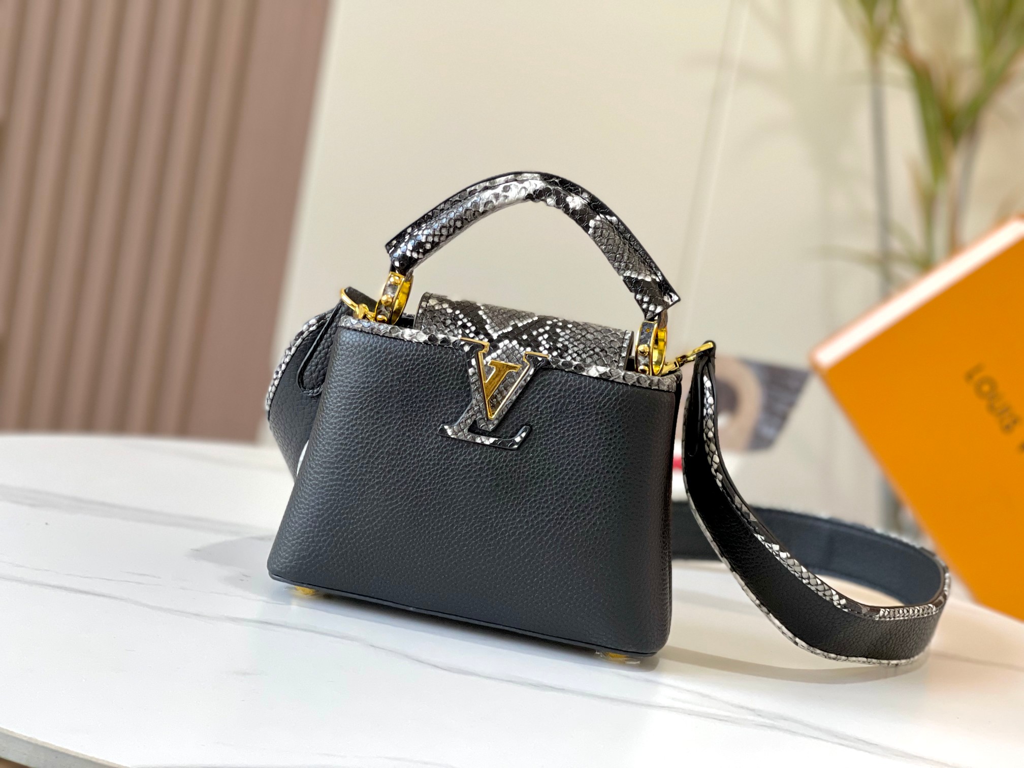 LOUIS VUITTON ルイヴィトン CAPUCINES MINI ハンドバッグ M95509