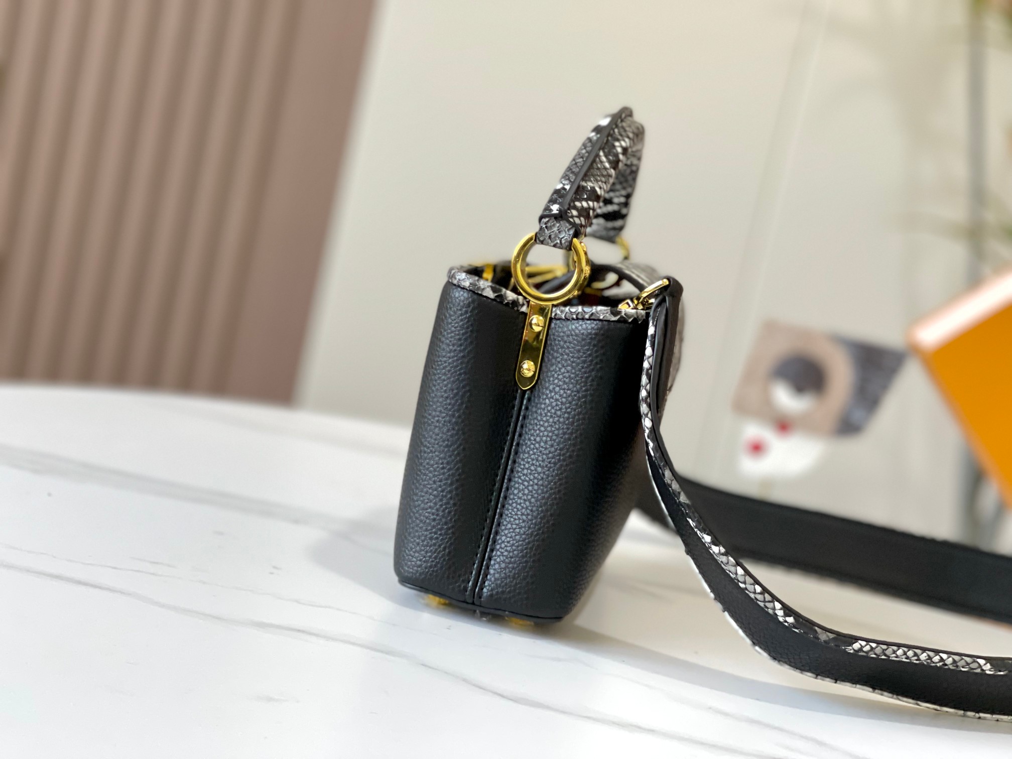 LOUIS VUITTON ルイヴィトン CAPUCINES MINI ハンドバッグ M95509