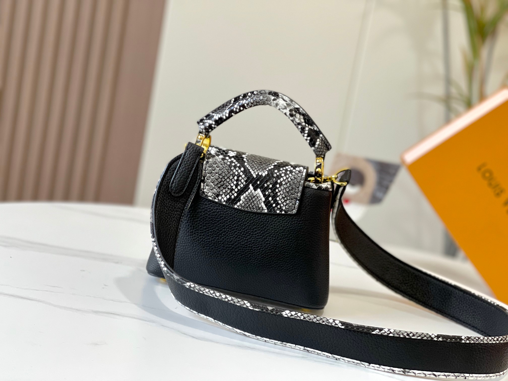 LOUIS VUITTON ルイヴィトン CAPUCINES MINI ハンドバッグ M95509