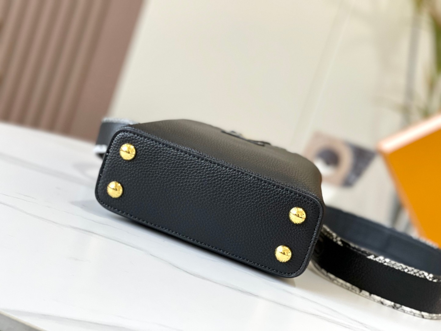 LOUIS VUITTON ルイヴィトン CAPUCINES MINI ハンドバッグ M95509