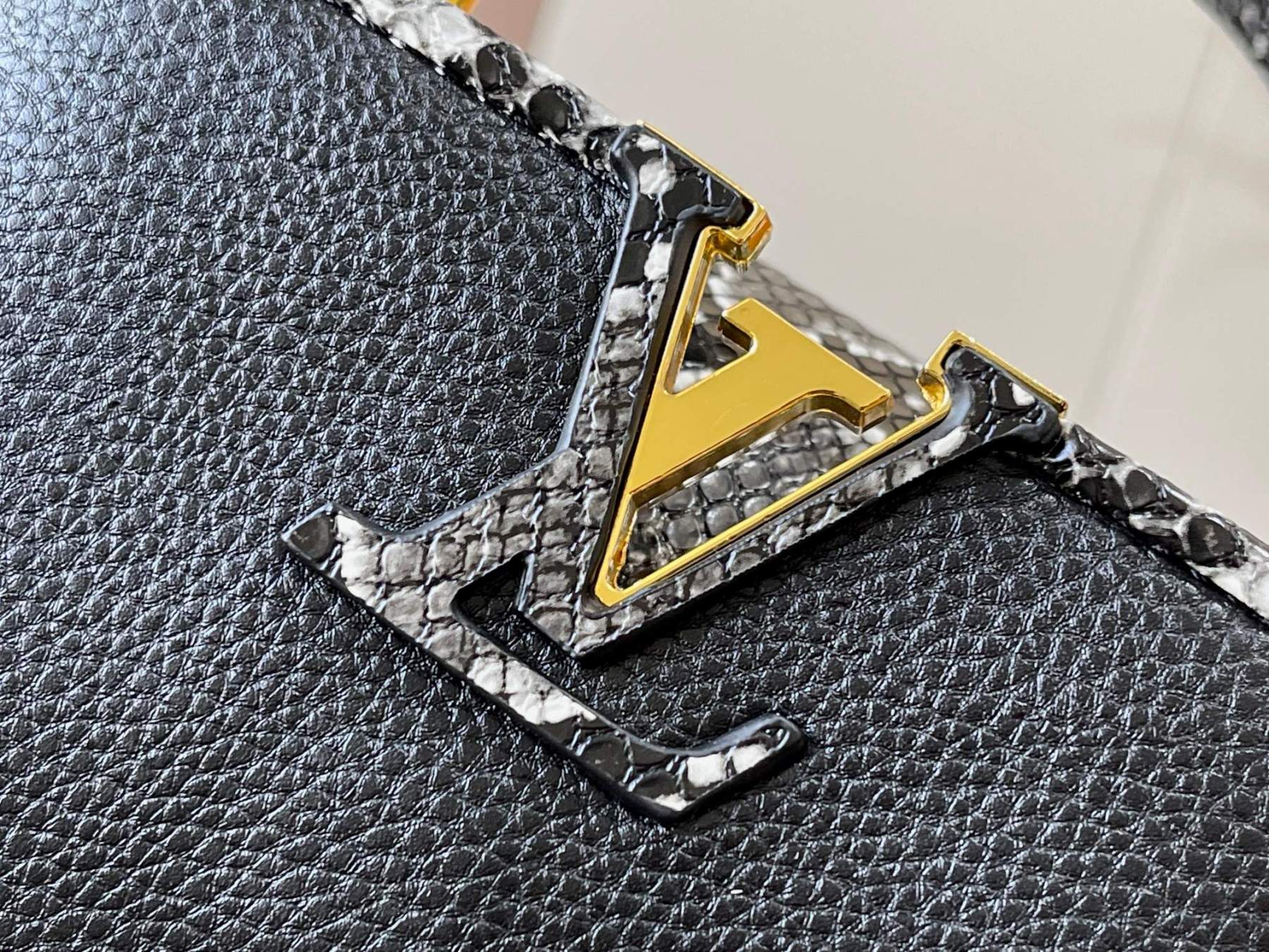 LOUIS VUITTON ルイヴィトン CAPUCINES MINI ハンドバッグ M95509