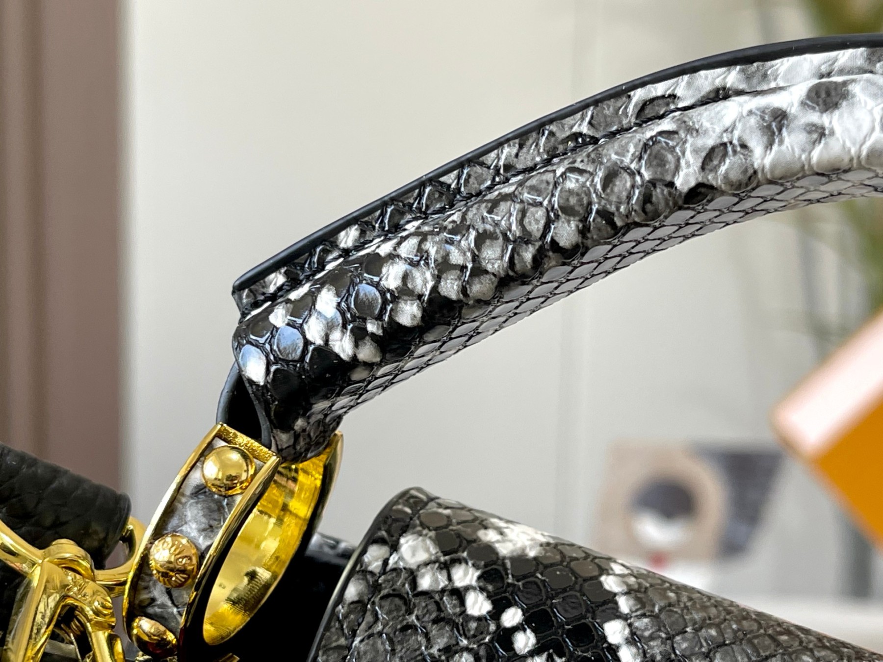 LOUIS VUITTON ルイヴィトン CAPUCINES MINI ハンドバッグ M95509