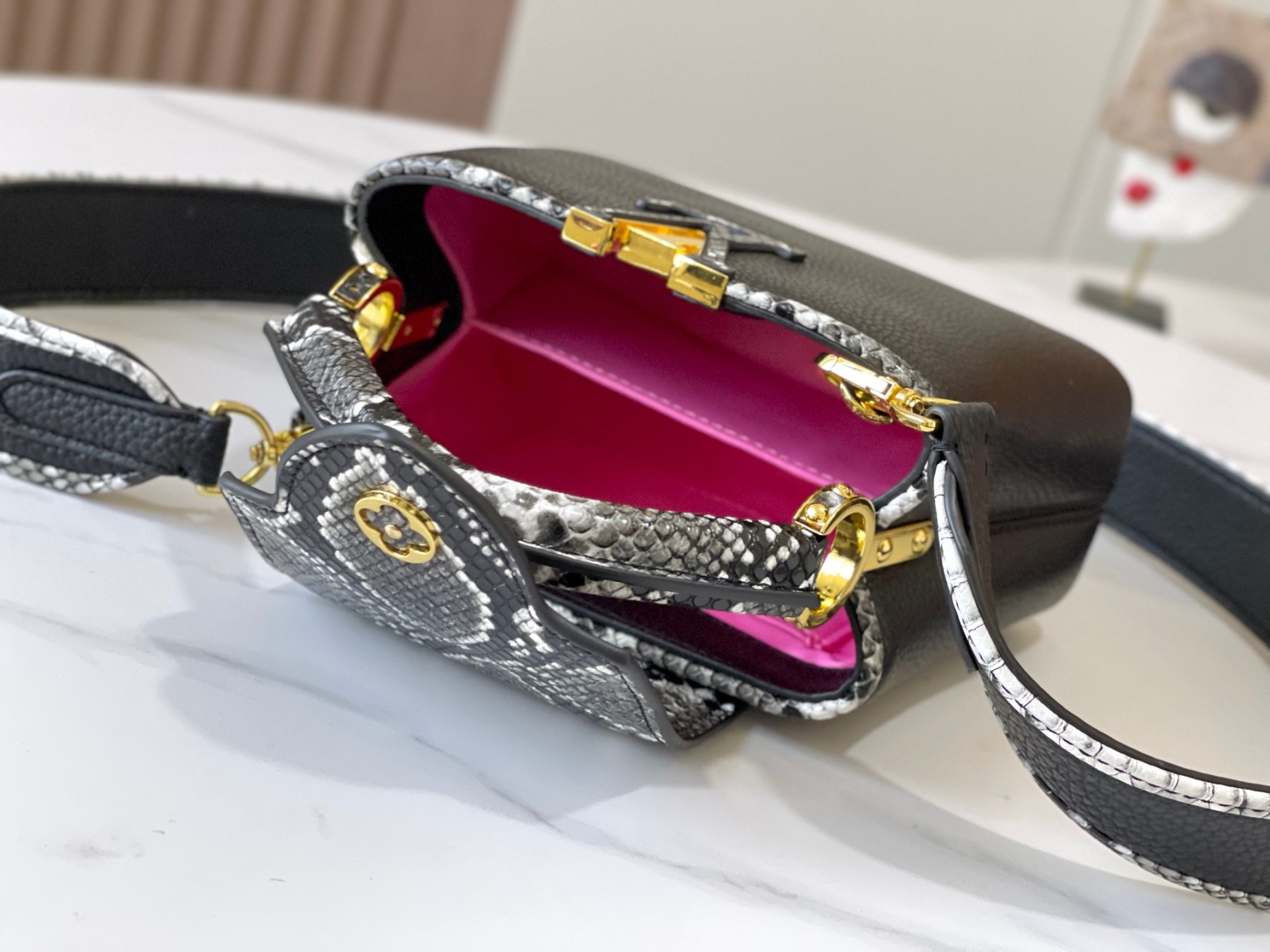 LOUIS VUITTON ルイヴィトン CAPUCINES MINI ハンドバッグ M95509