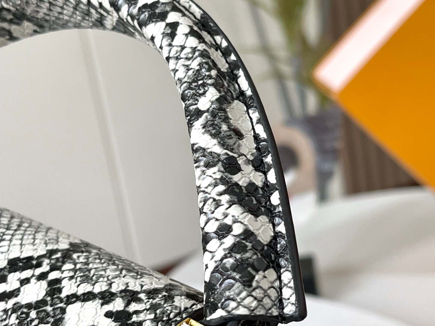 LOUIS VUITTON ルイヴィトン CAPUCINES ハンドバッグ M95508