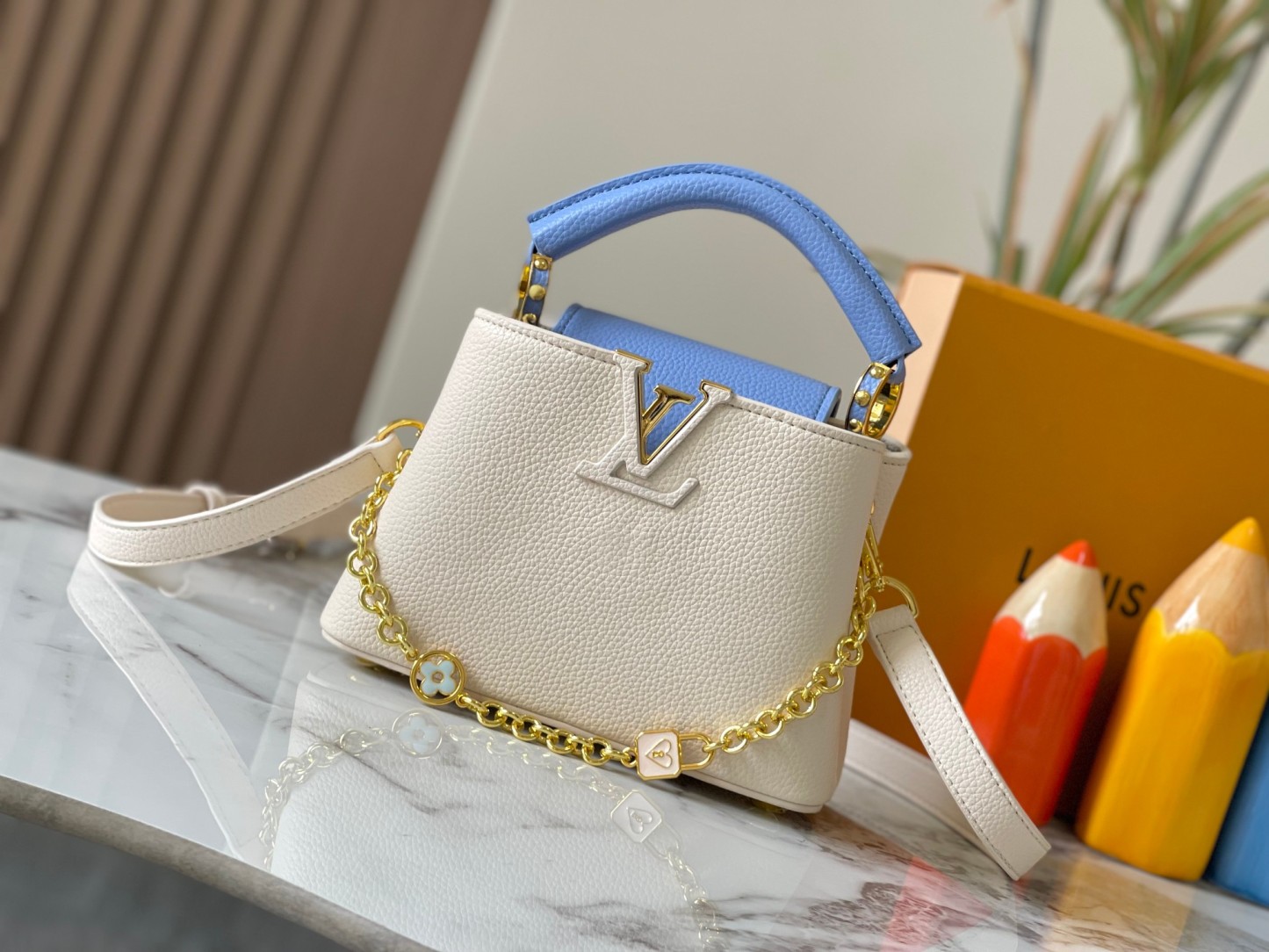 LOUIS VUITTON ルイヴィトン CAPUCINES クロスボディバッグ