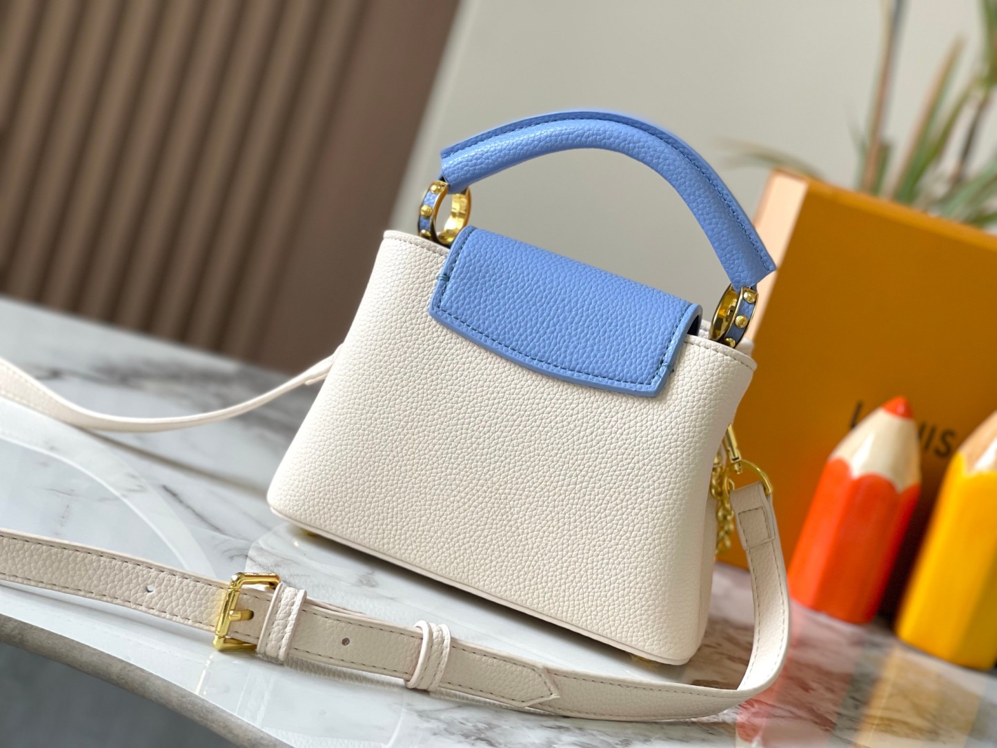 LOUIS VUITTON ルイヴィトン CAPUCINES クロスボディバッグ