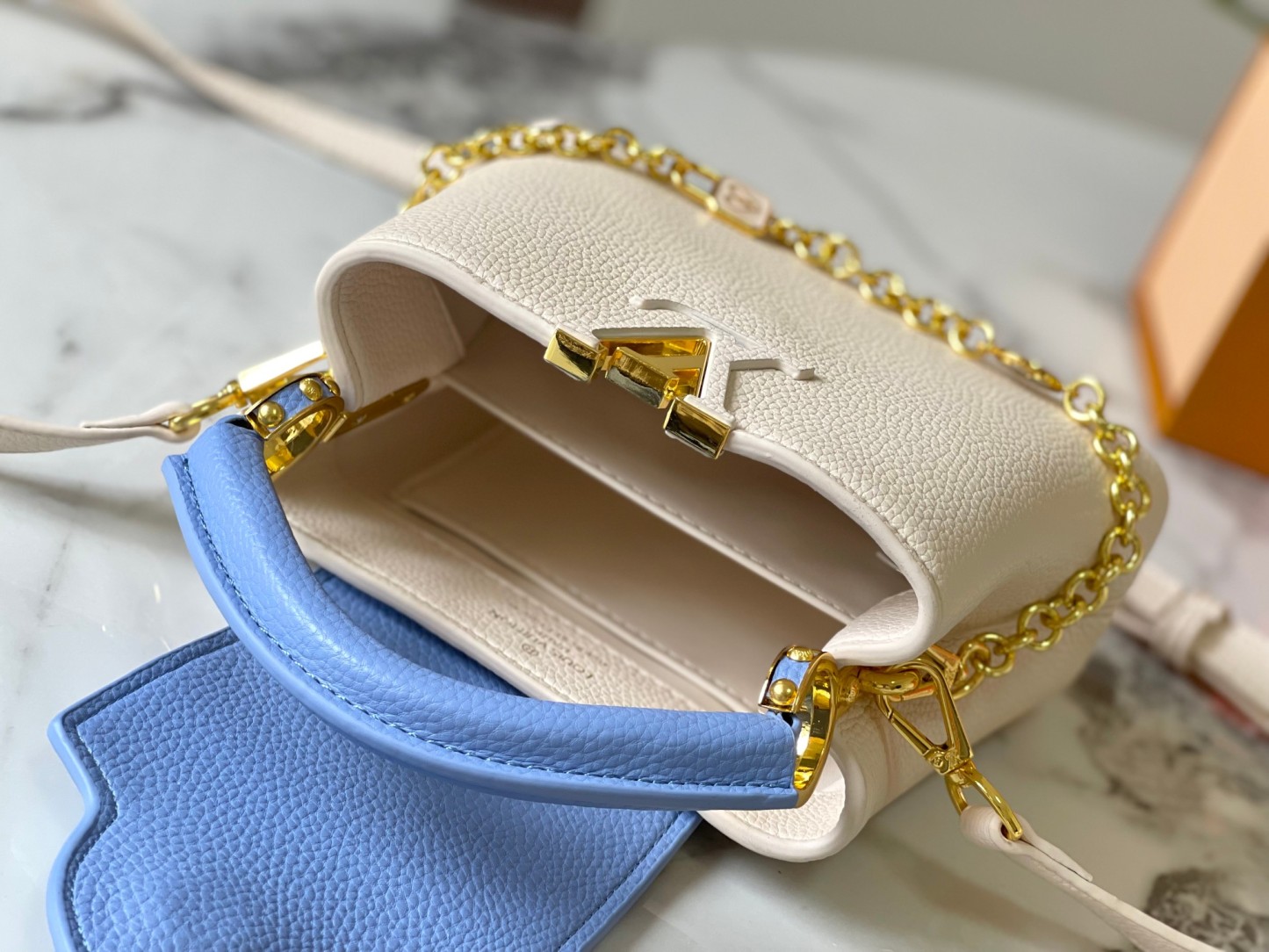 LOUIS VUITTON ルイヴィトン CAPUCINES クロスボディバッグ